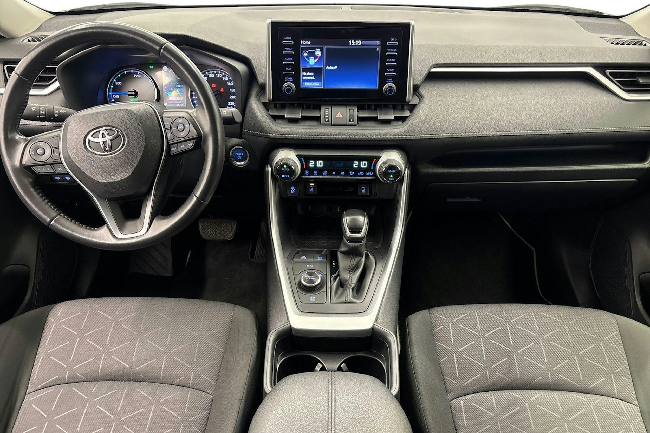 Valkoinen Toyota RAV4 2020 kuva 9.