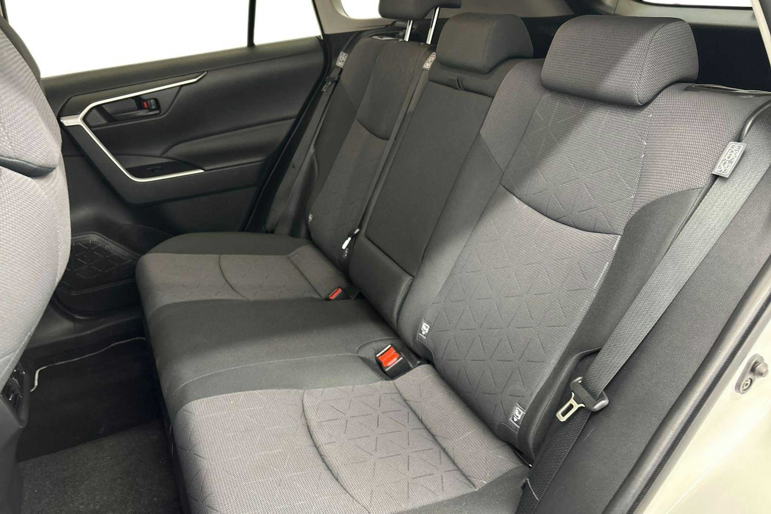 Valkoinen Toyota RAV4 2020 kuva 10.