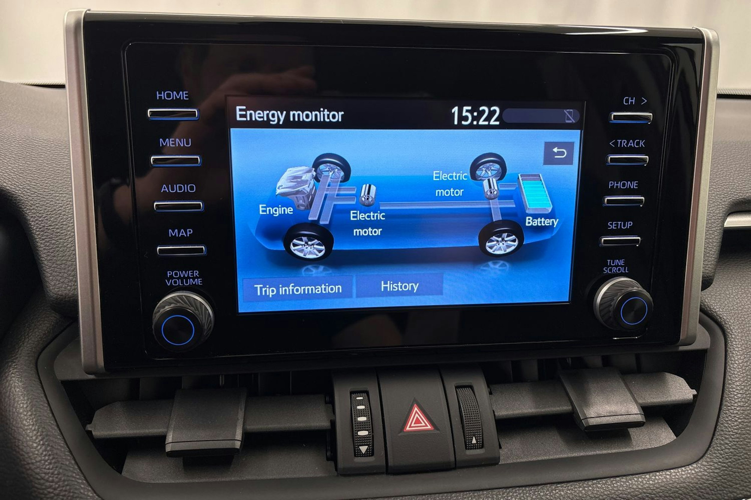 Valkoinen Toyota RAV4 2020 kuva 15.