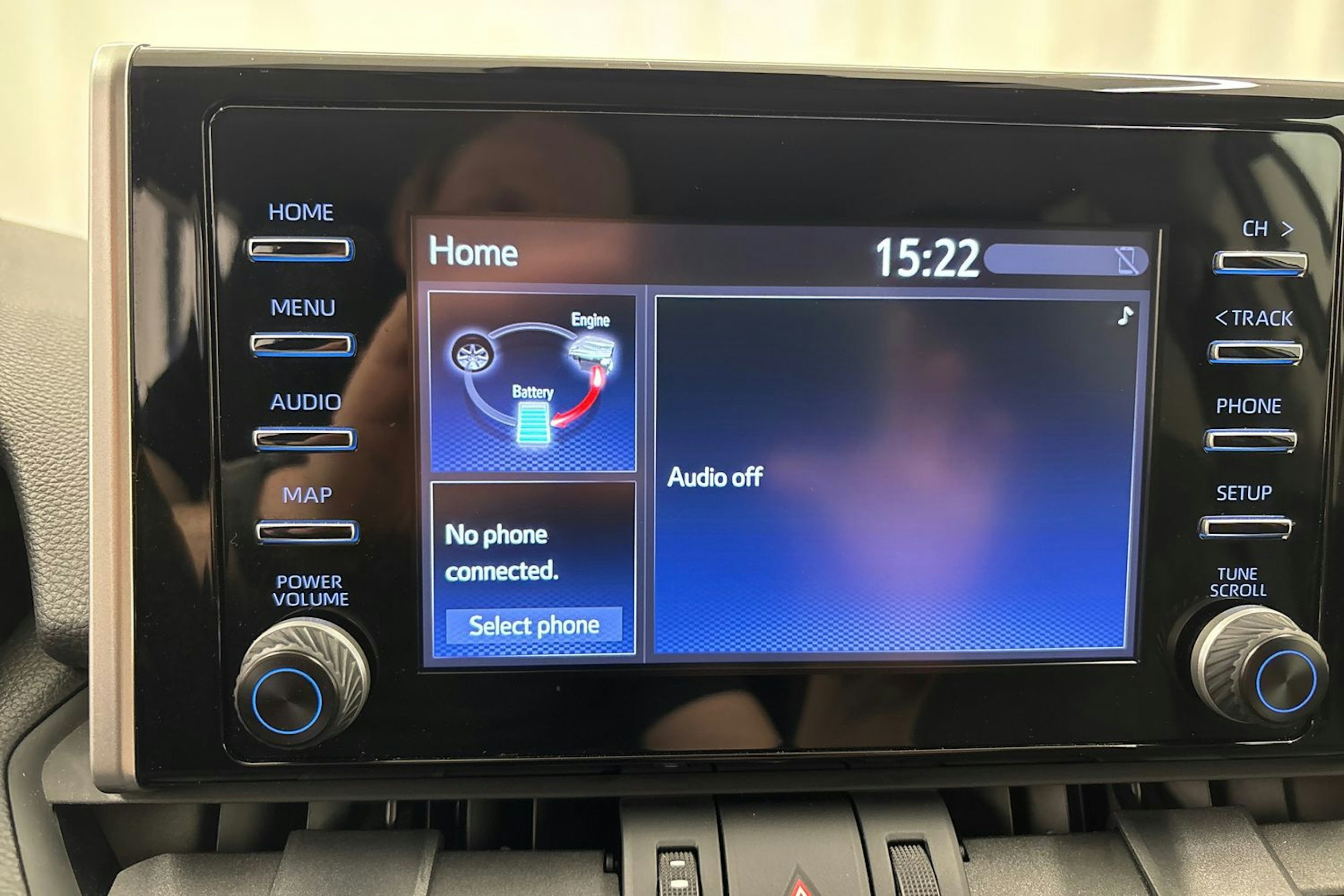 Valkoinen Toyota RAV4 2020 kuva 16.