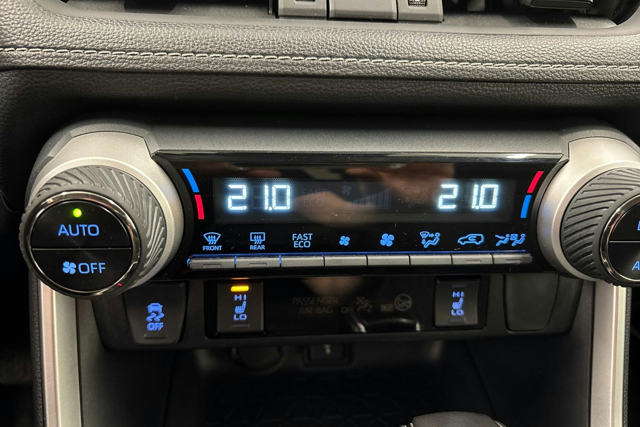 Valkoinen Toyota RAV4 2020 kuva 17.