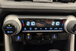 Valkoinen Toyota RAV4 2020 kuva 17.