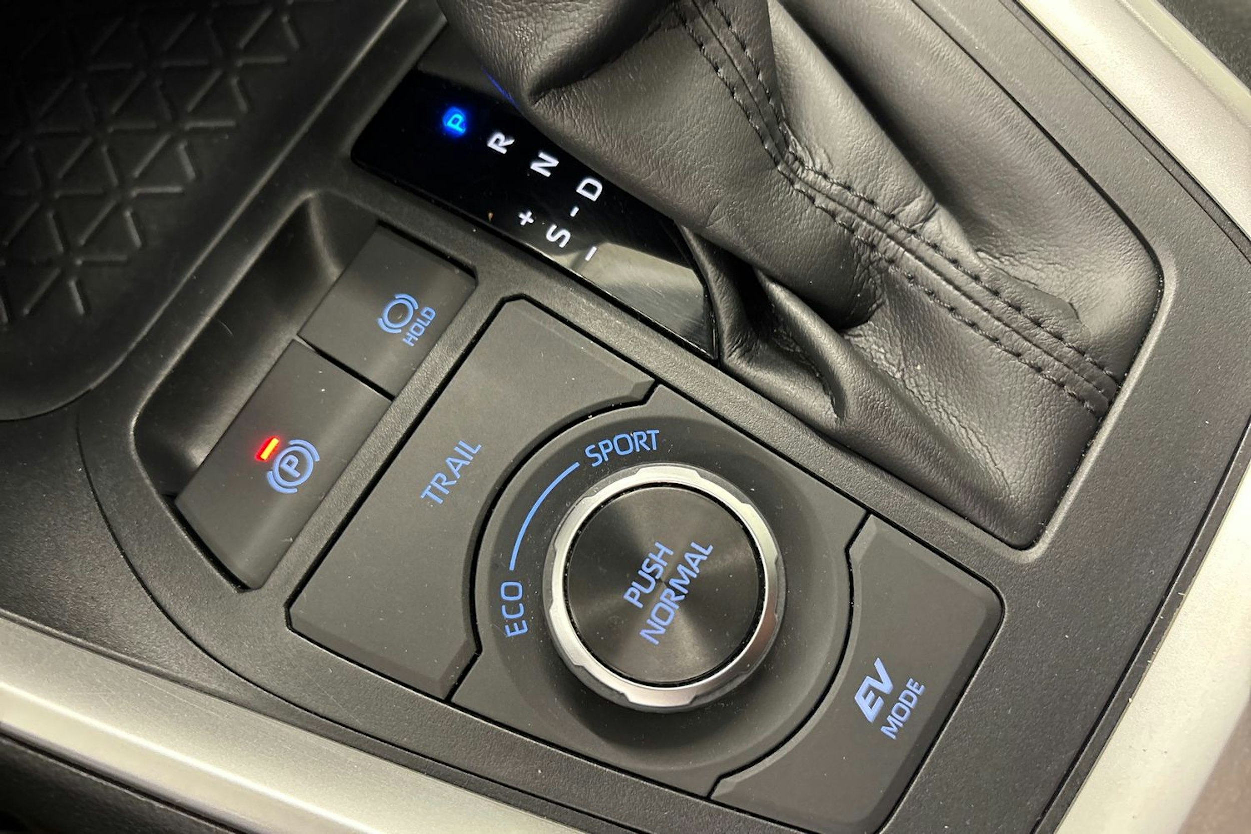 Valkoinen Toyota RAV4 2020 kuva 18.