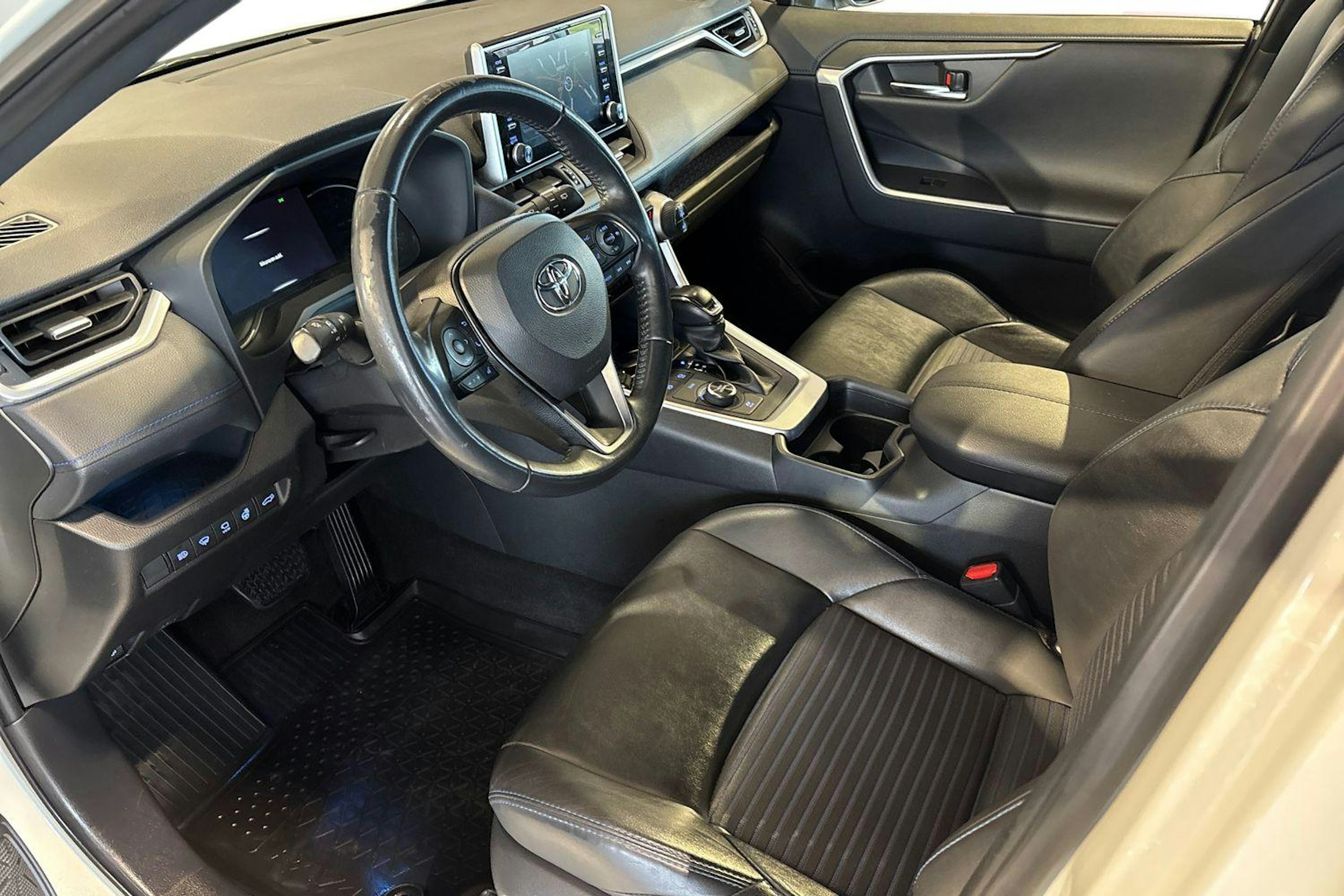 valkoinen Toyota RAV4 2020 kuva 7.