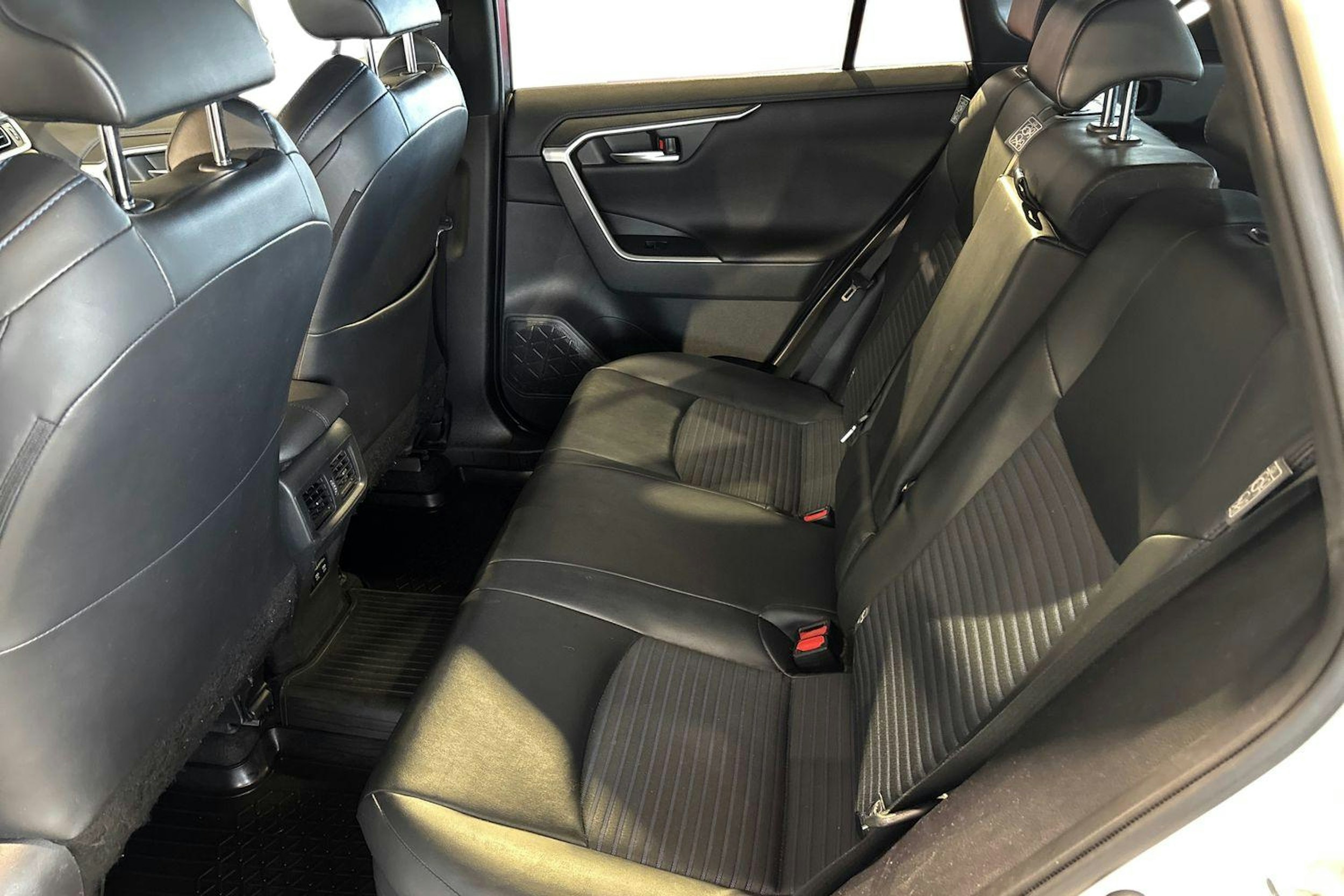 valkoinen Toyota RAV4 2020 kuva 10.