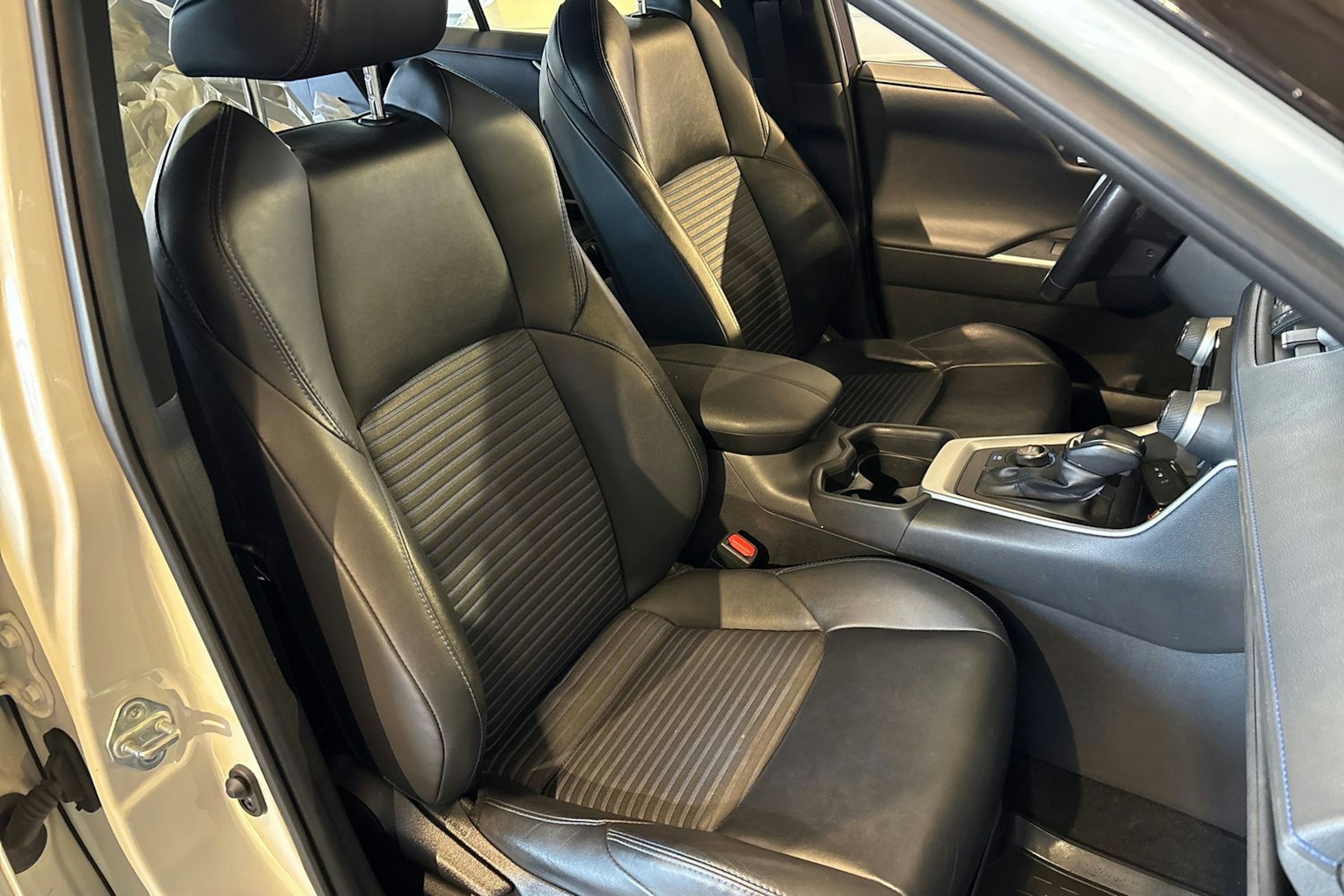 valkoinen Toyota RAV4 2020 kuva 15.