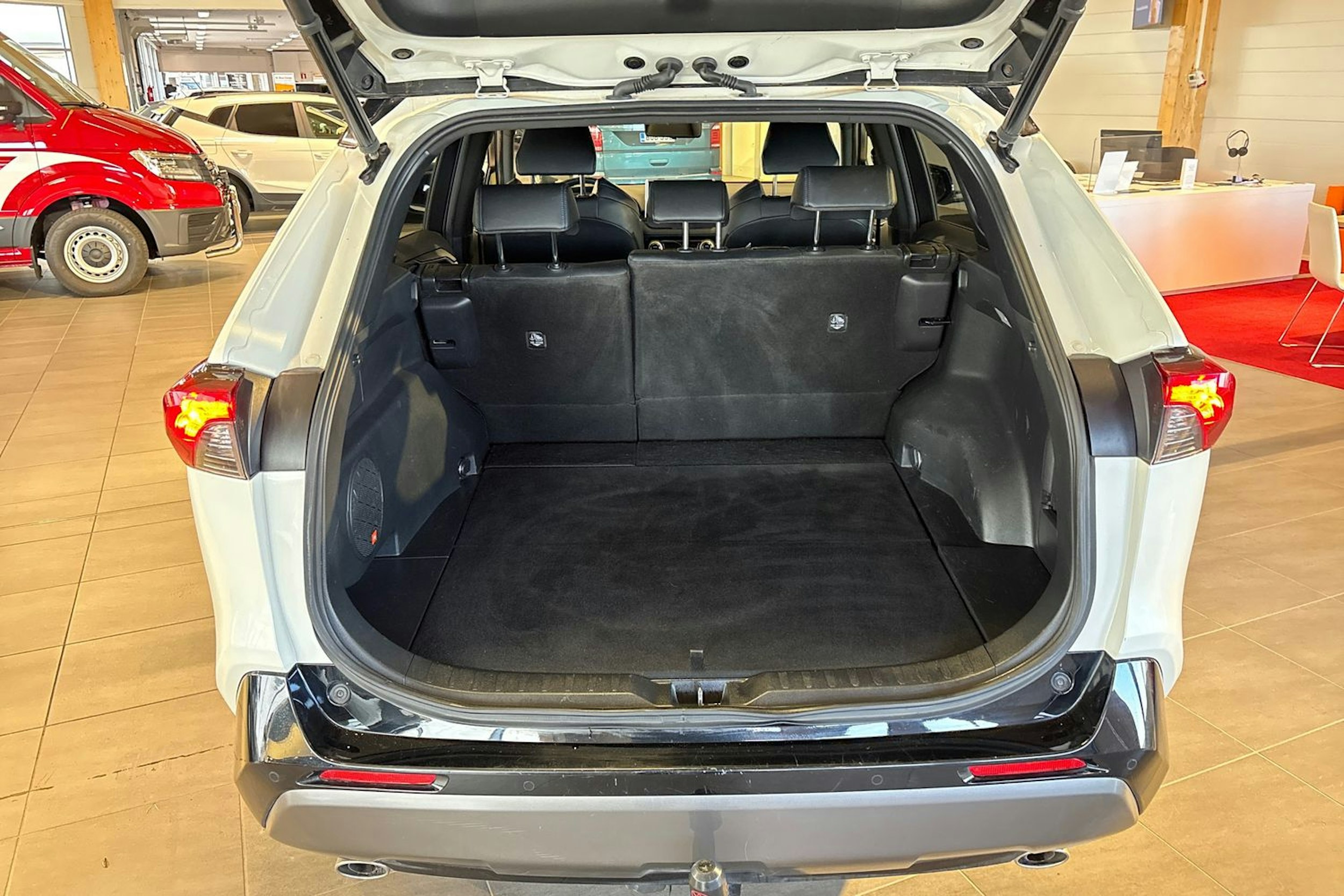 valkoinen Toyota RAV4 2020 kuva 18.