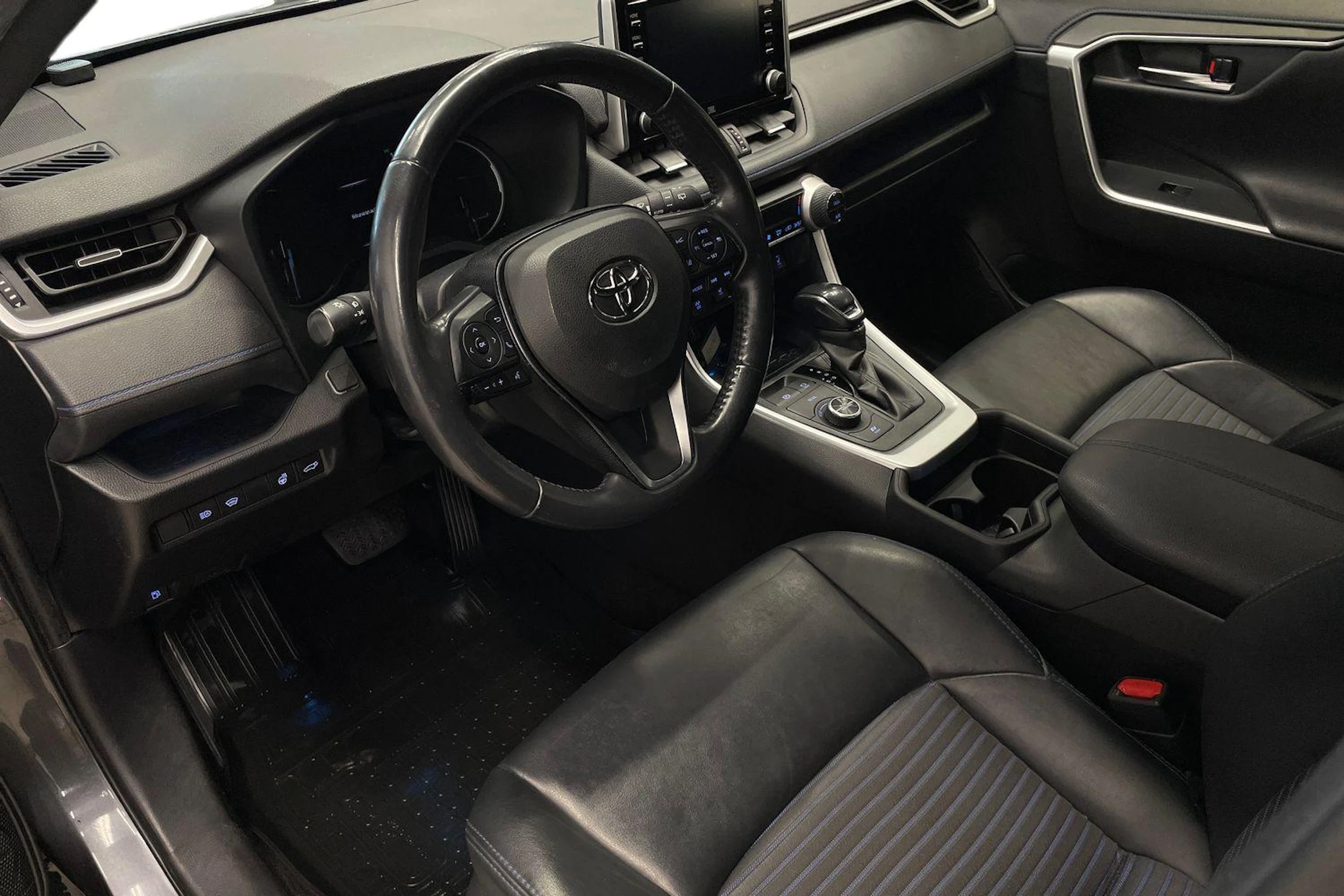 Harmaa Toyota RAV4 2020 kuva 6.