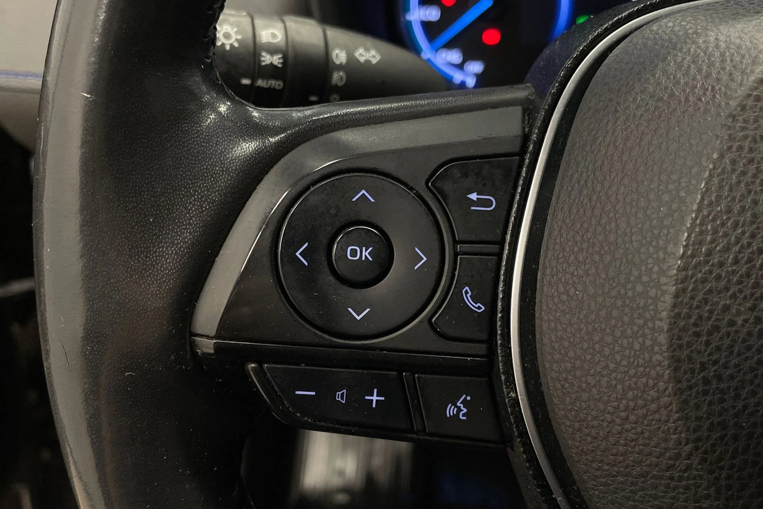 Harmaa Toyota RAV4 2020 kuva 14.