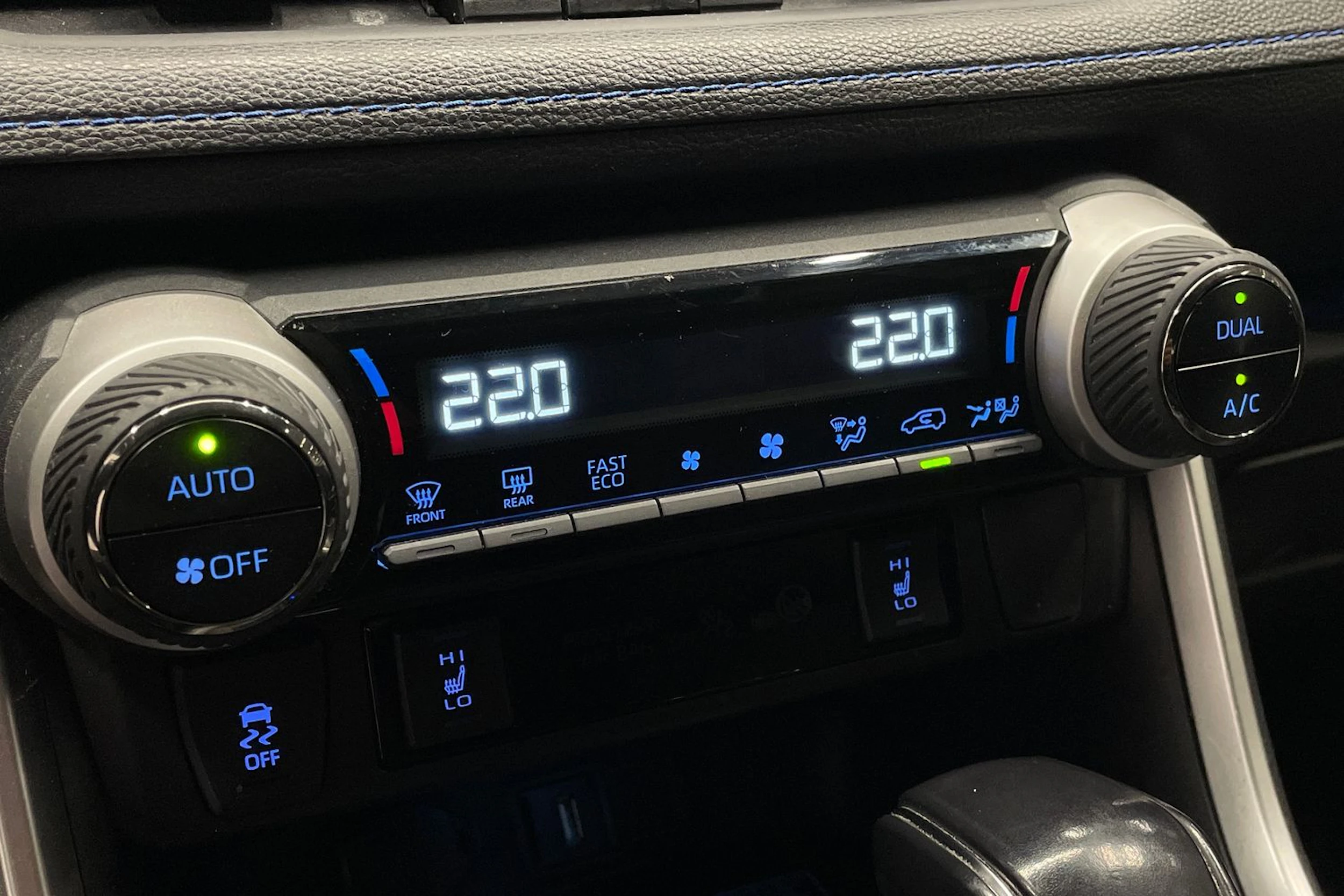 Harmaa Toyota RAV4 2020 kuva 19.