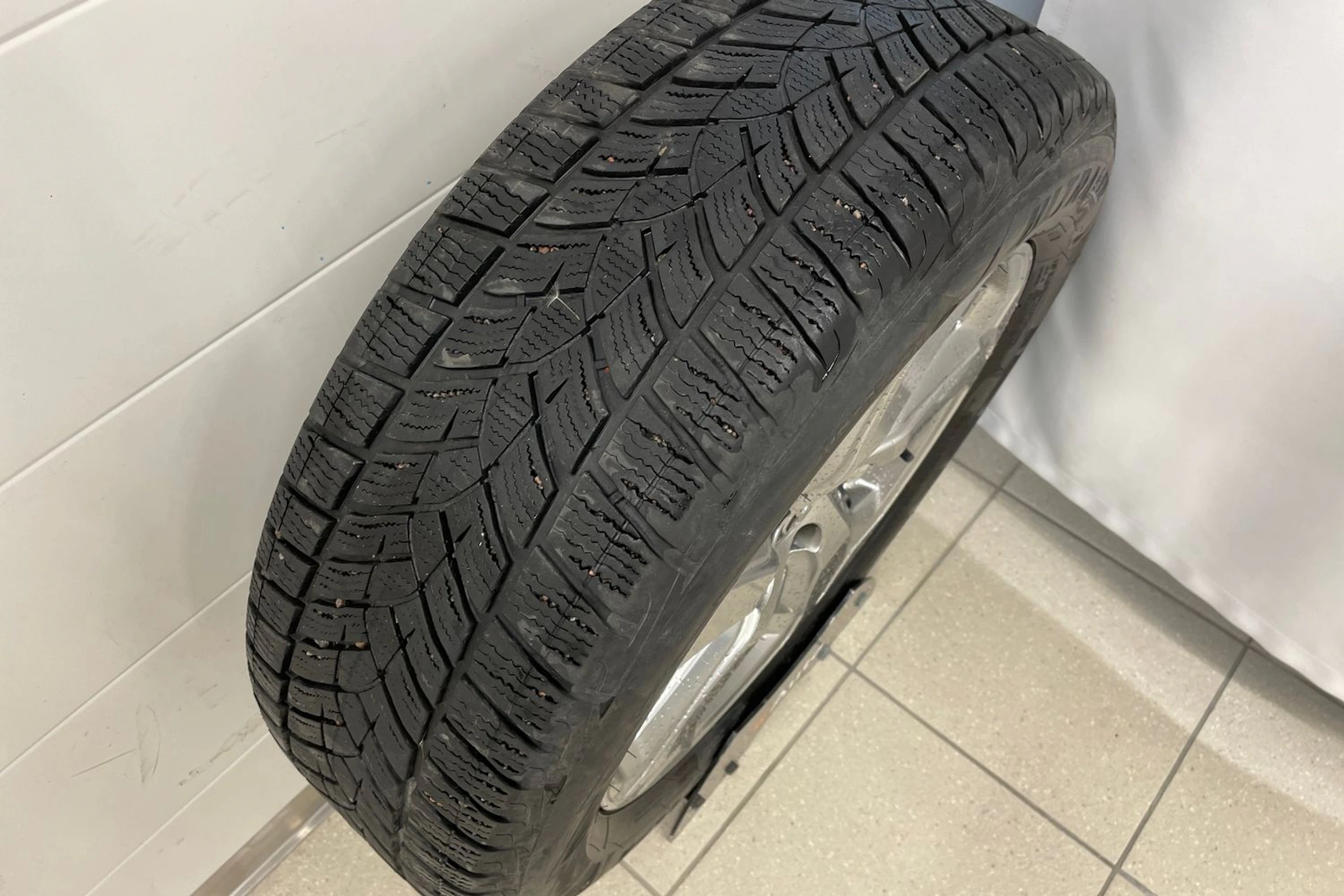 Harmaa Toyota RAV4 2020 kuva 27.