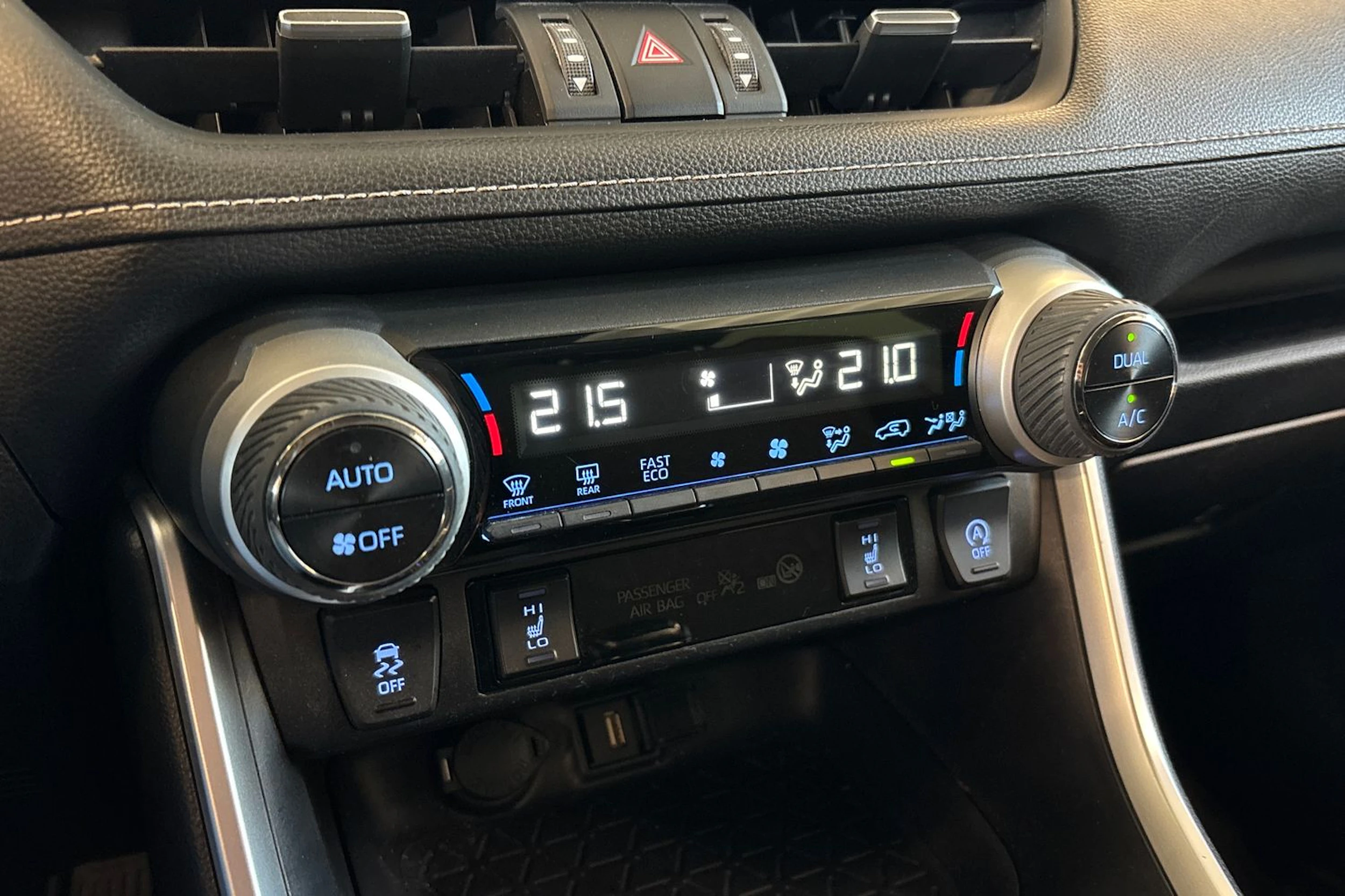 Harmaa Toyota RAV4 2020 kuva 17.