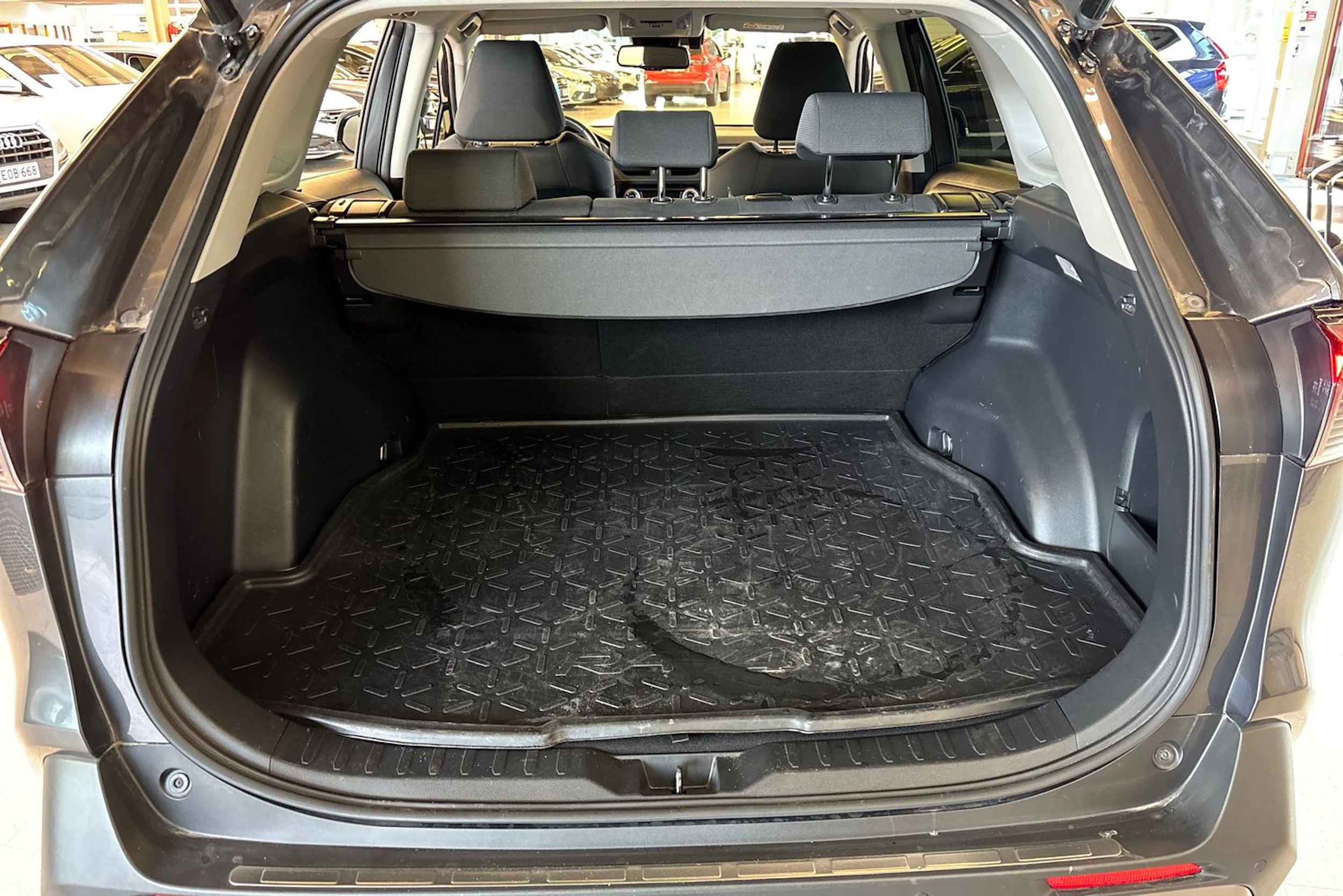 Harmaa Toyota RAV4 2020 kuva 20.