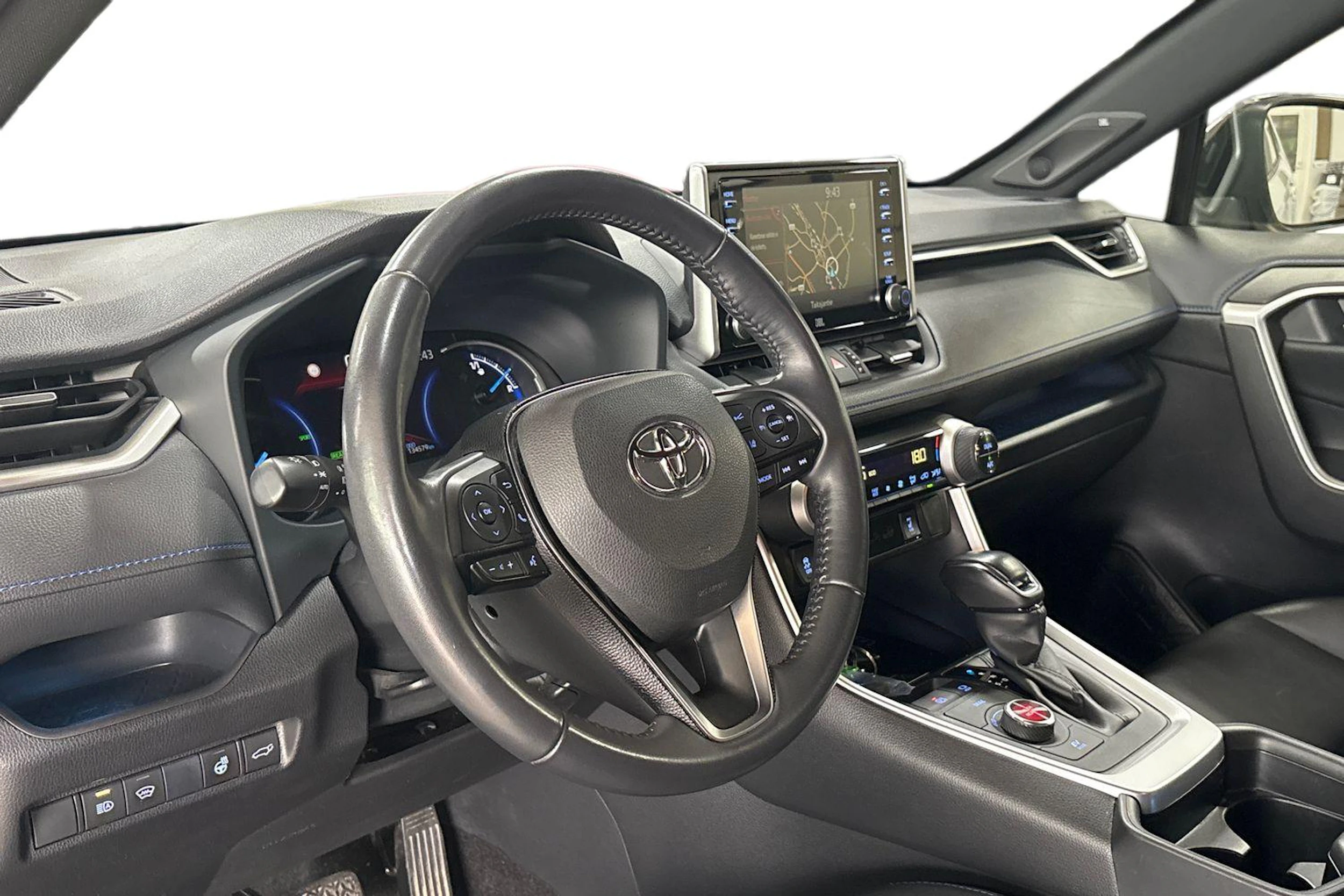 Valkoinen Toyota RAV4 2020 kuva 8.