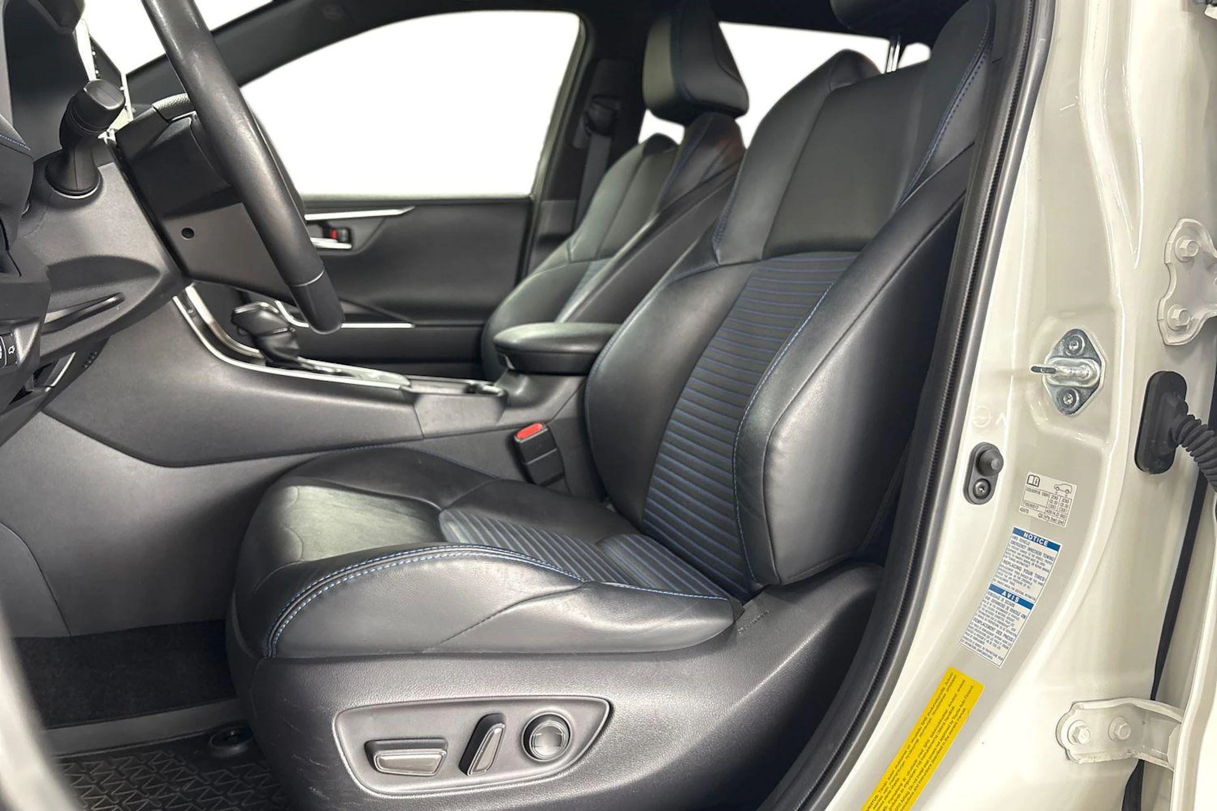 Valkoinen Toyota RAV4 2020 kuva 9.