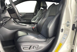 Valkoinen Toyota RAV4 2020 kuva 9.