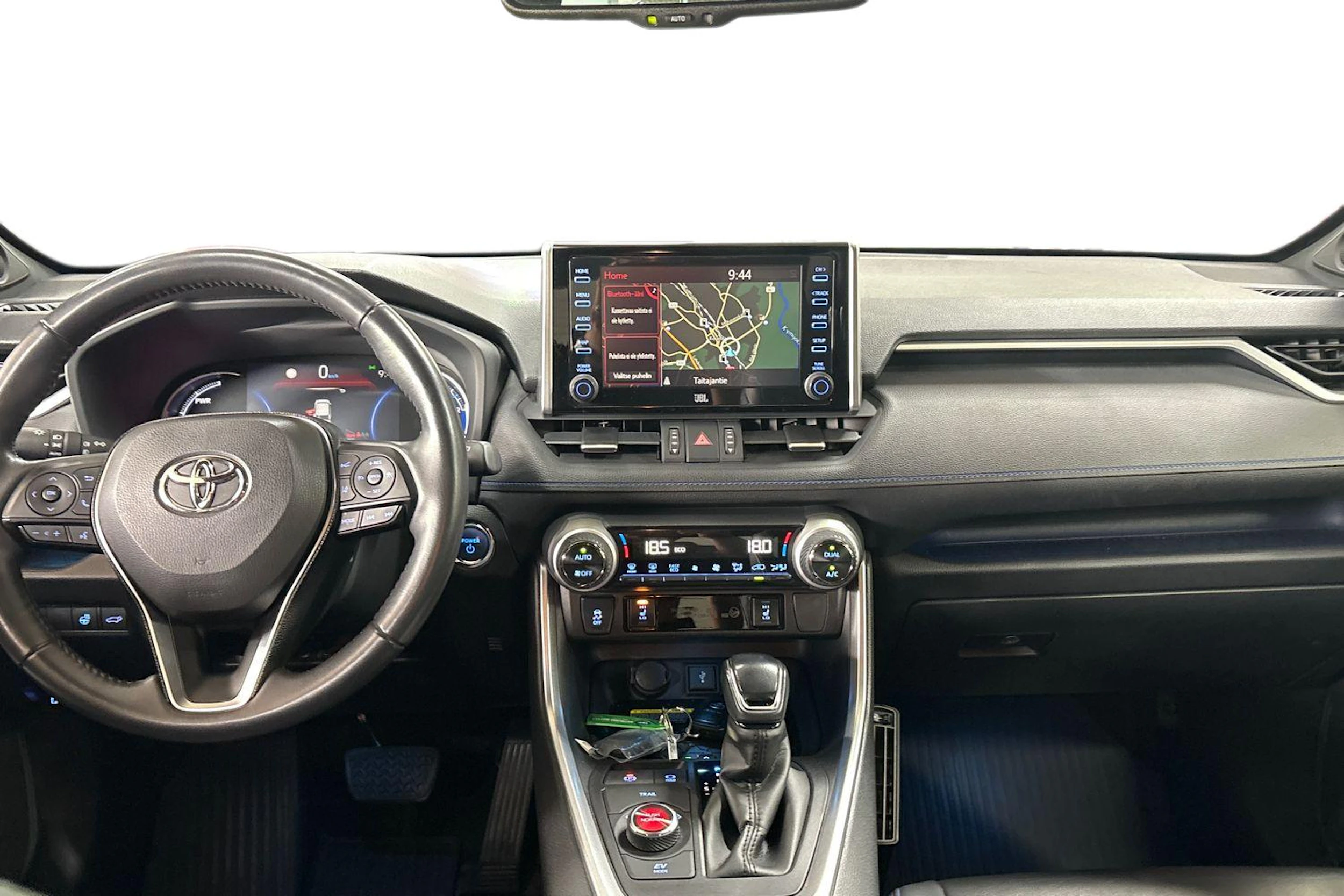 Valkoinen Toyota RAV4 2020 kuva 11.