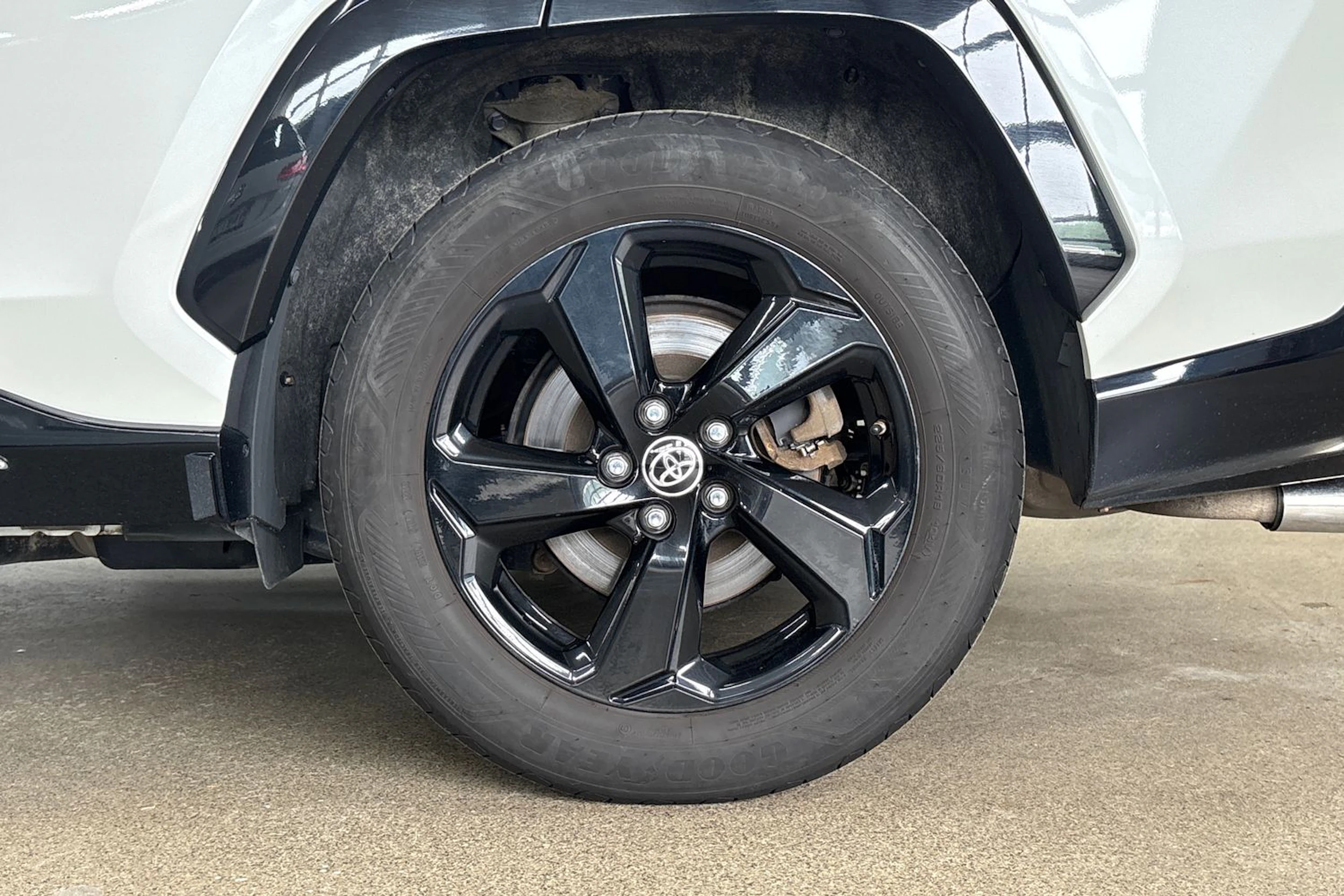 Valkoinen Toyota RAV4 2020 kuva 13.