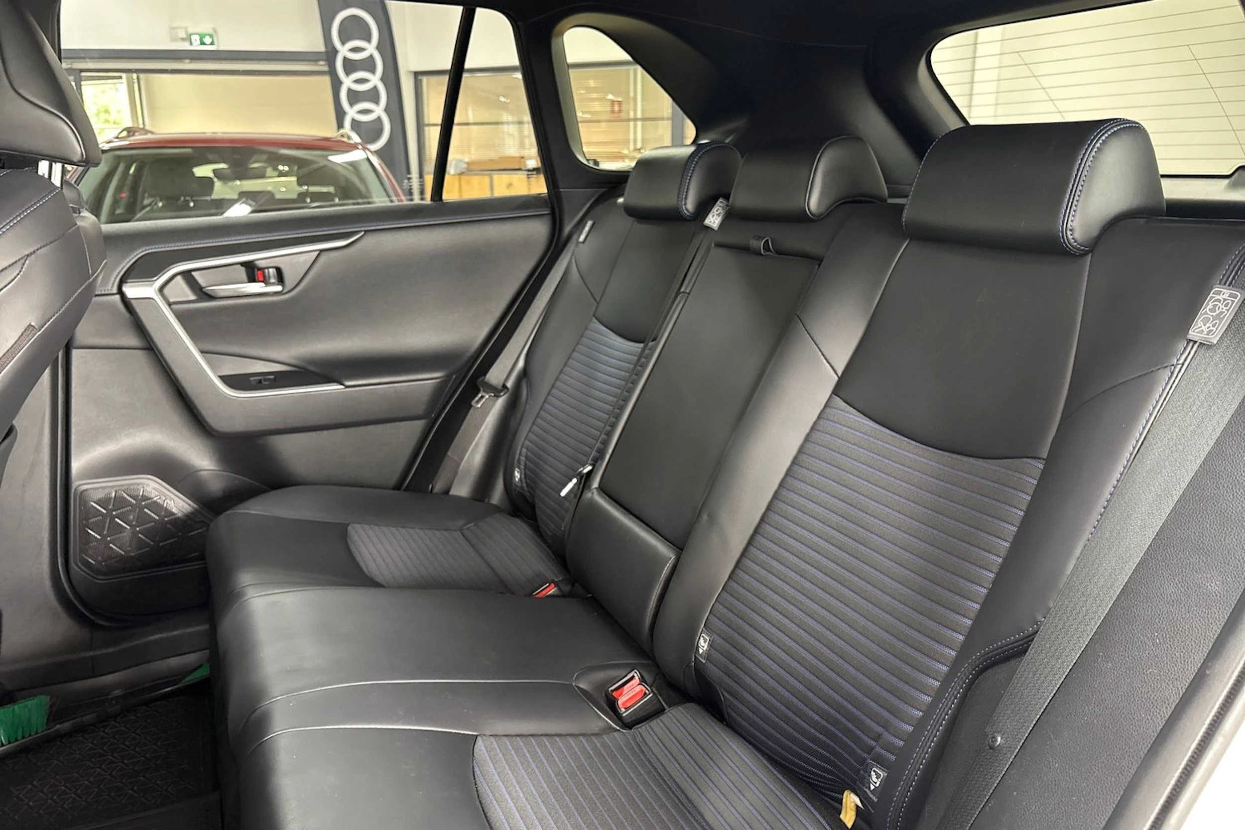 Valkoinen Toyota RAV4 2020 kuva 15.