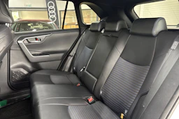 Valkoinen Toyota RAV4 2020 kuva 15.
