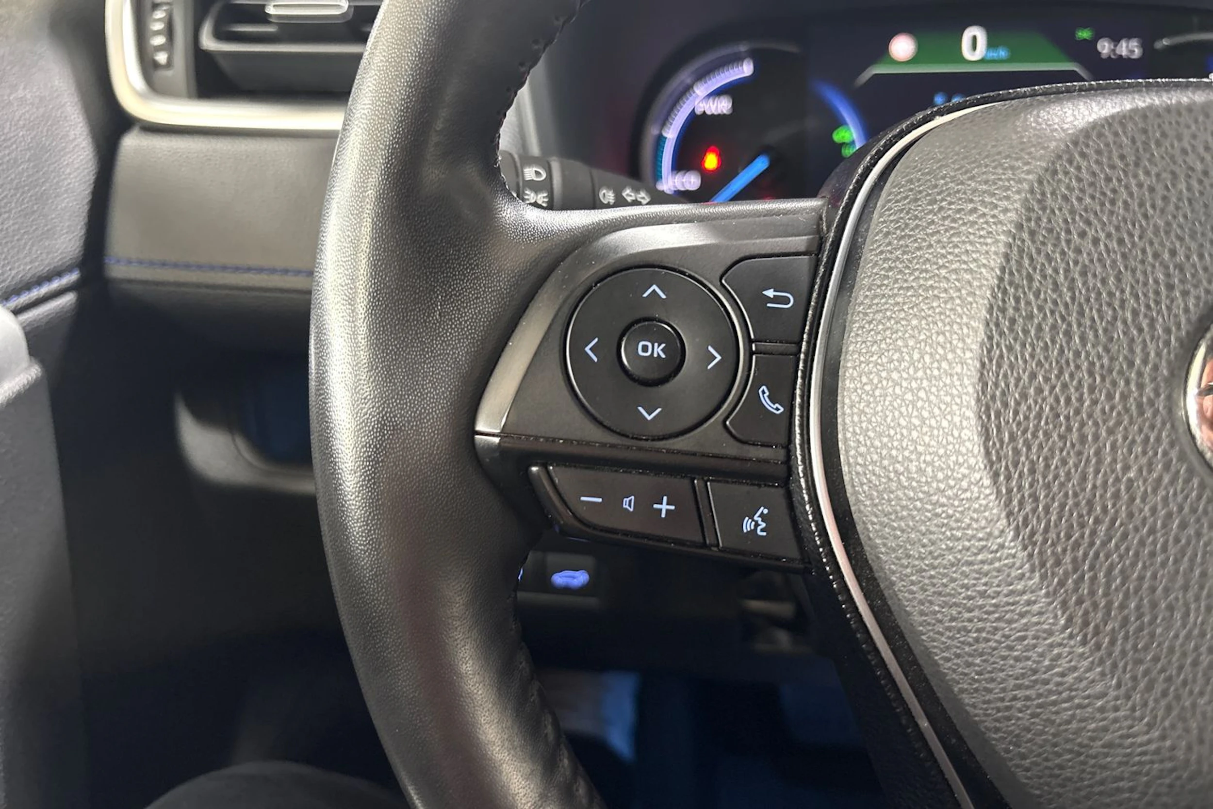 Valkoinen Toyota RAV4 2020 kuva 17.
