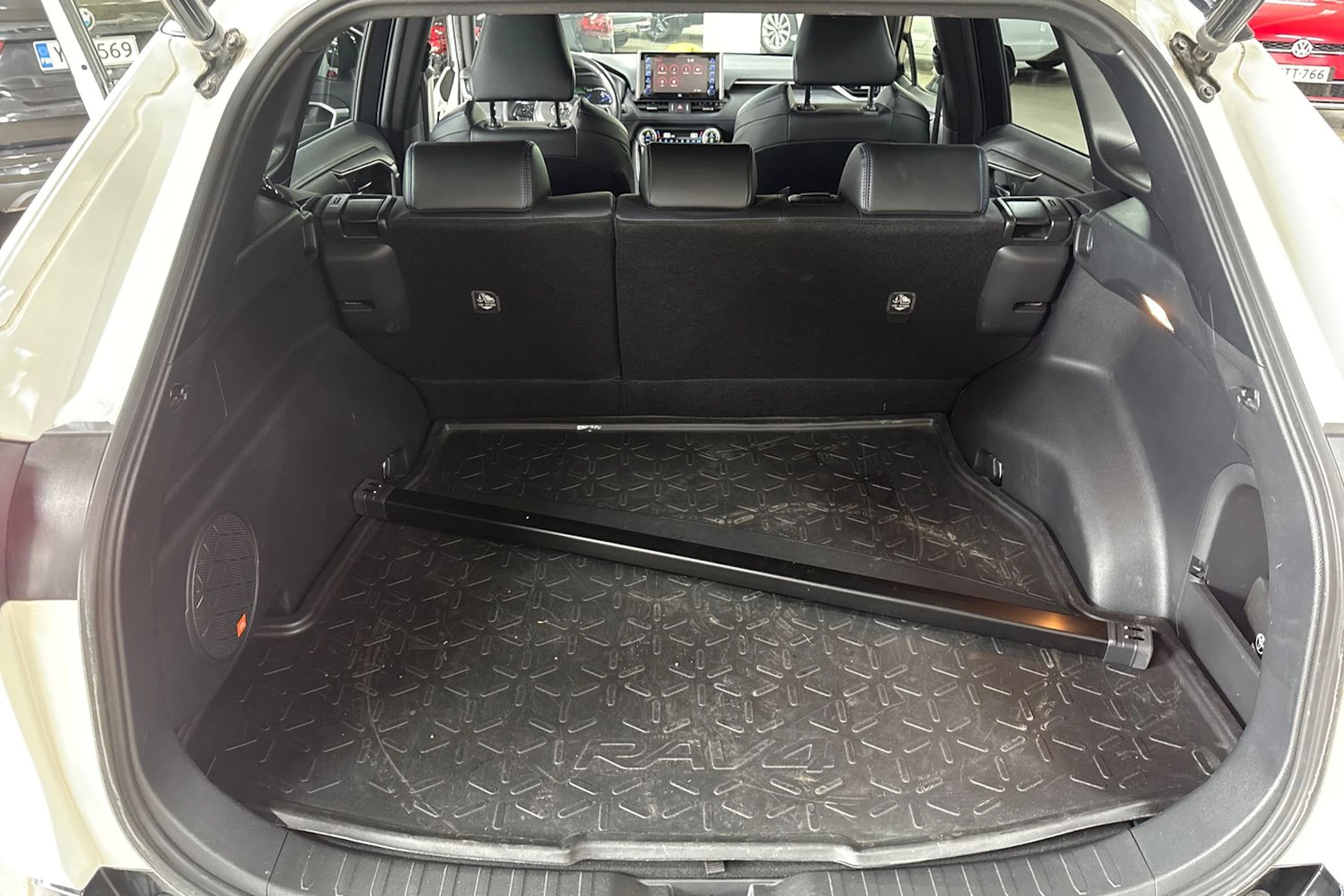 Valkoinen Toyota RAV4 2020 kuva 27.