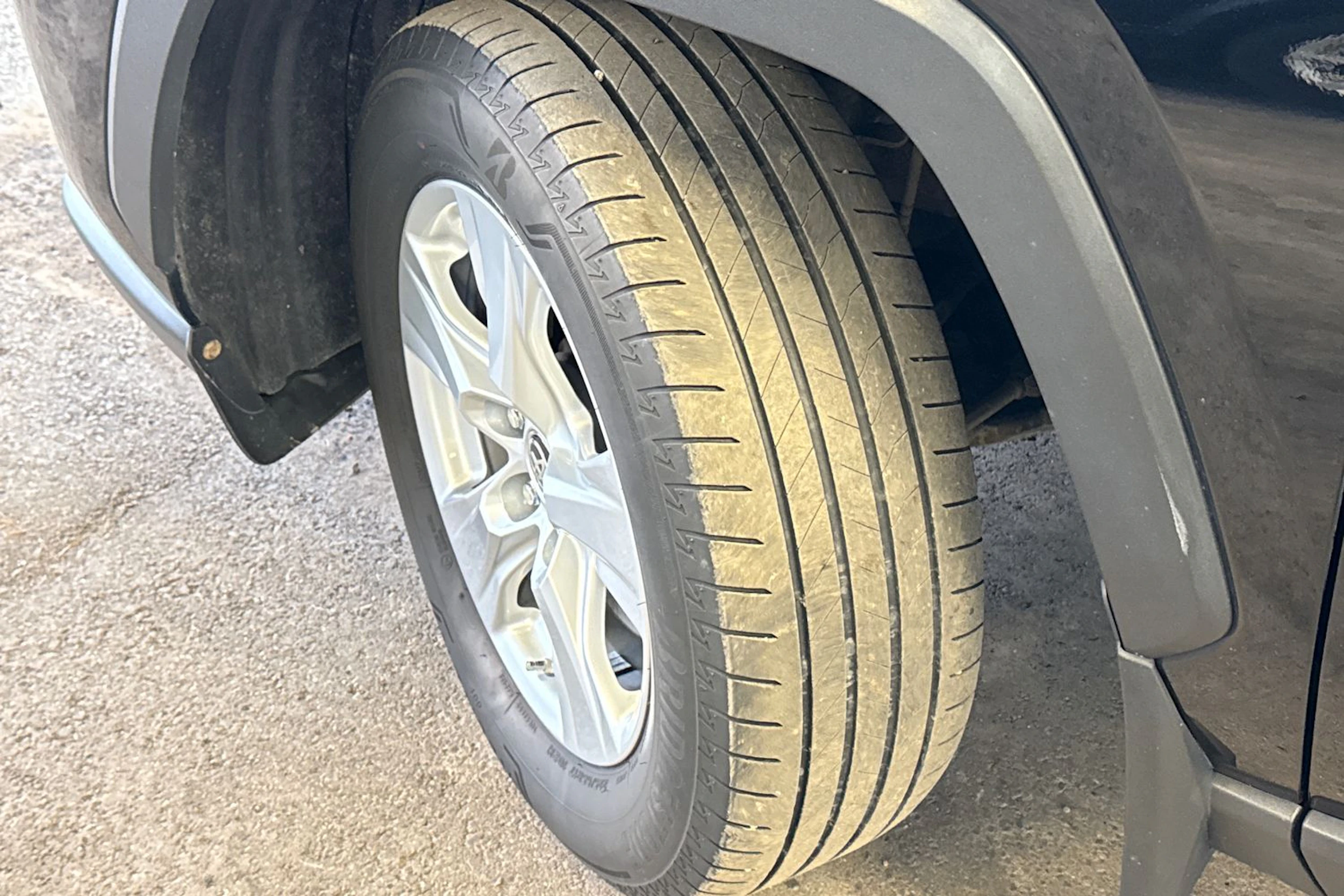 musta Toyota RAV4 2020 kuva 13.