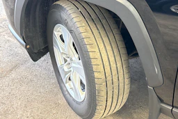 musta Toyota RAV4 2020 kuva 13.