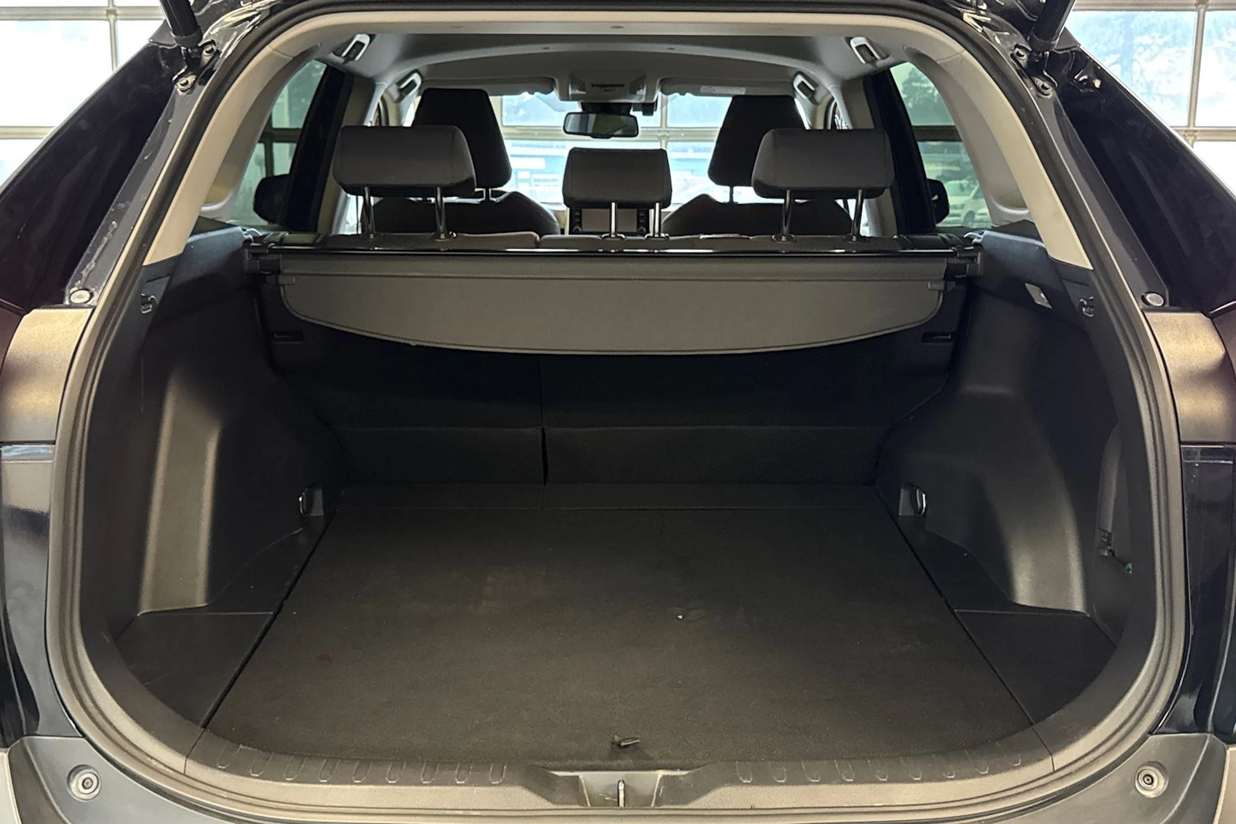 musta Toyota RAV4 2020 kuva 16.