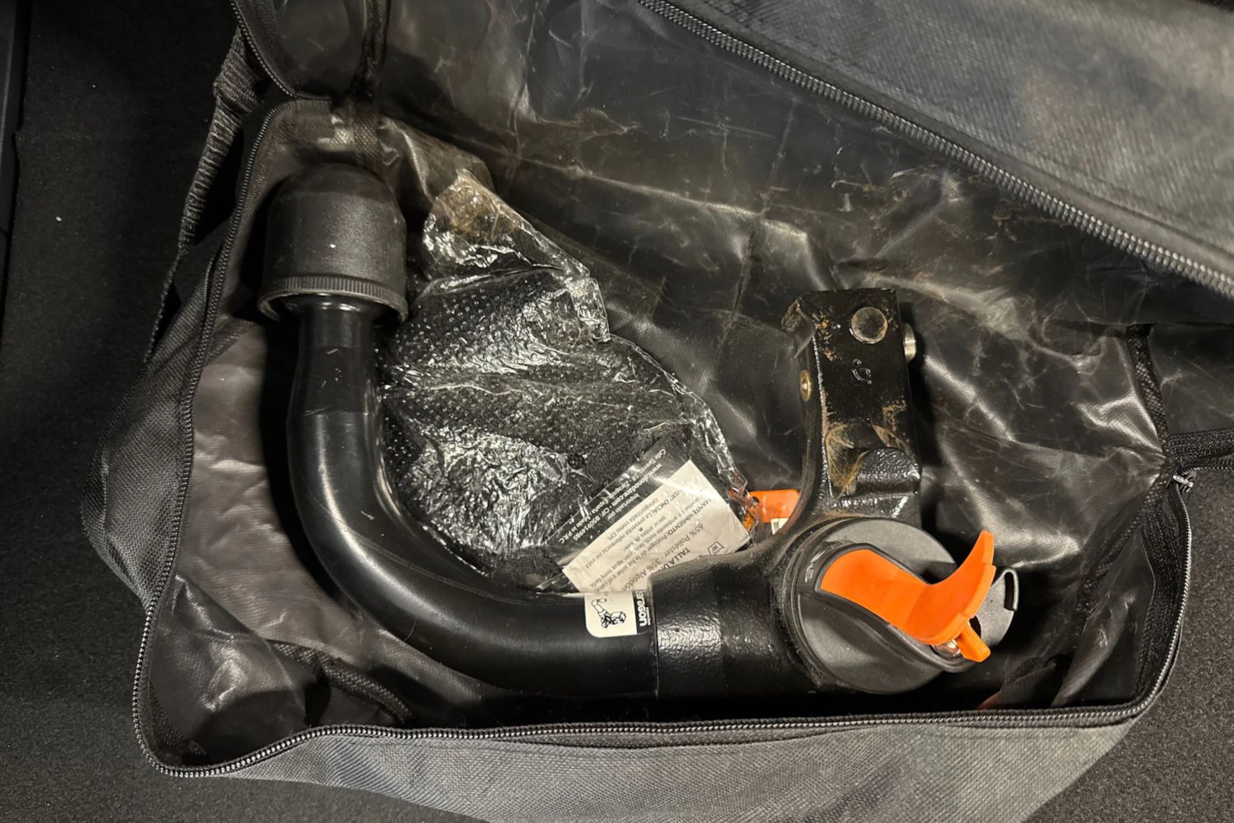 musta Toyota RAV4 2020 kuva 17.