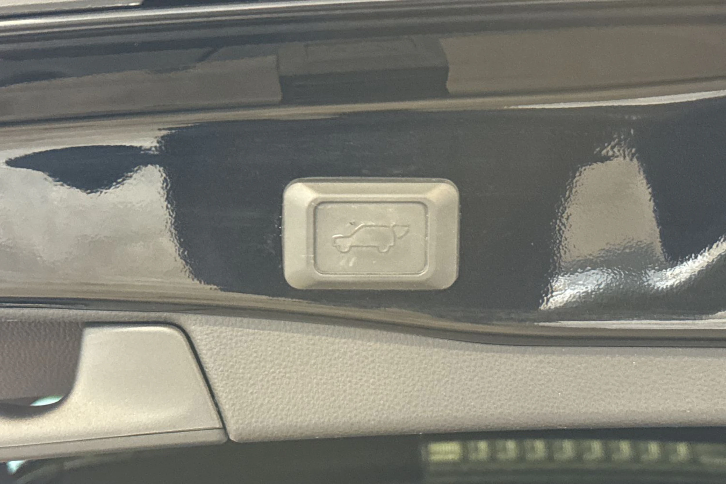 musta Toyota RAV4 2020 kuva 18.