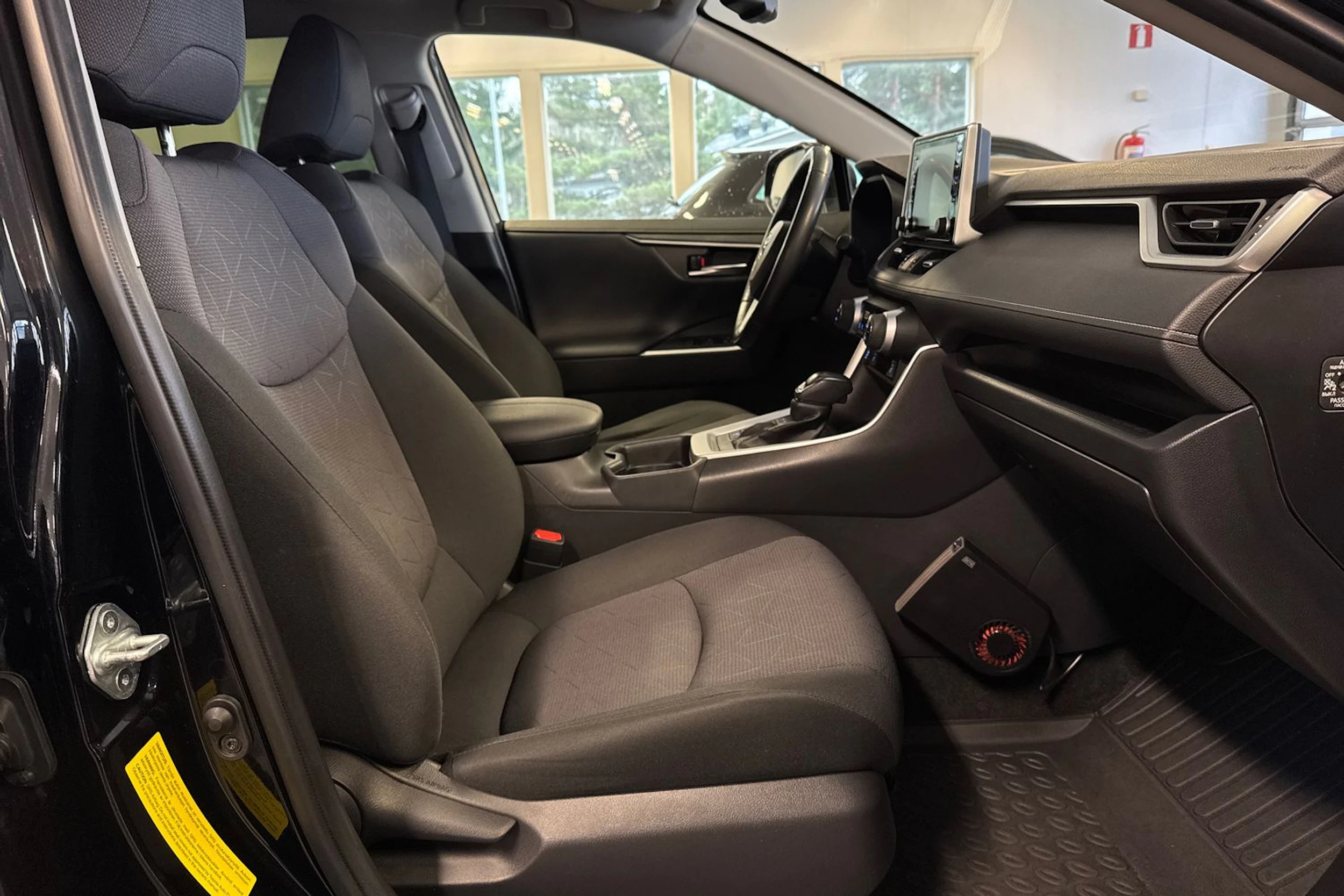 musta Toyota RAV4 2020 kuva 19.