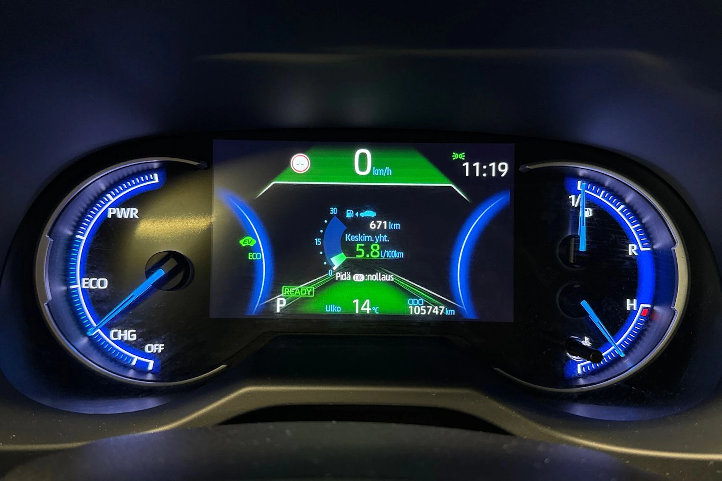 musta Toyota RAV4 2020 kuva 22.