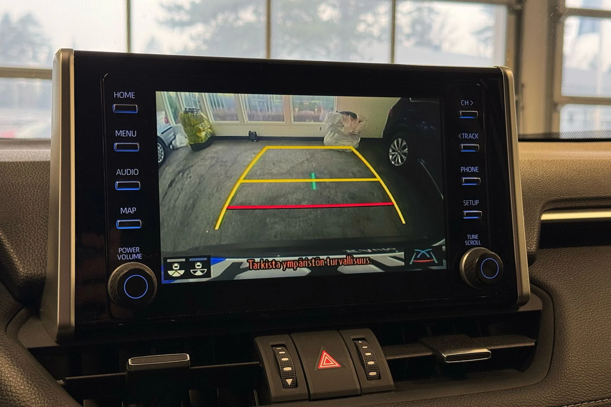 musta Toyota RAV4 2020 kuva 24.