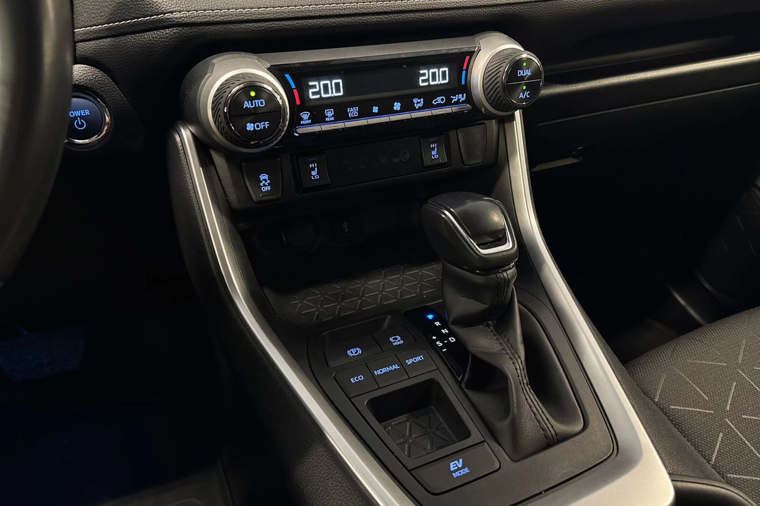 musta Toyota RAV4 2020 kuva 28.