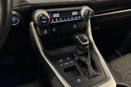 musta Toyota RAV4 2020 kuva 28.