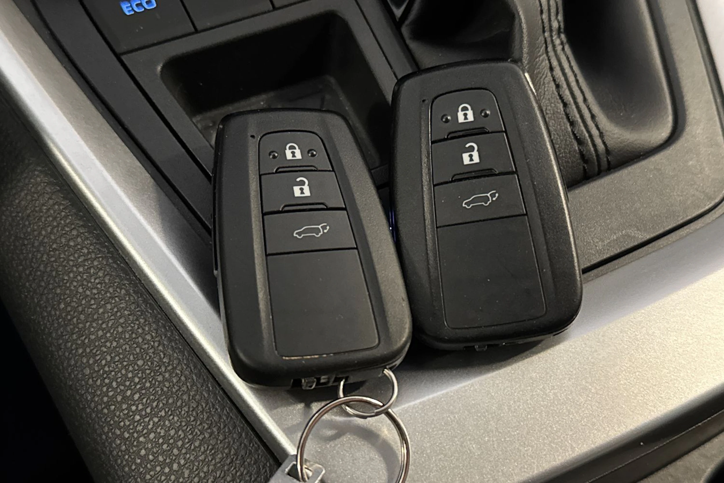 musta Toyota RAV4 2020 kuva 29.