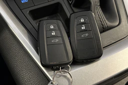 musta Toyota RAV4 2020 kuva 29.