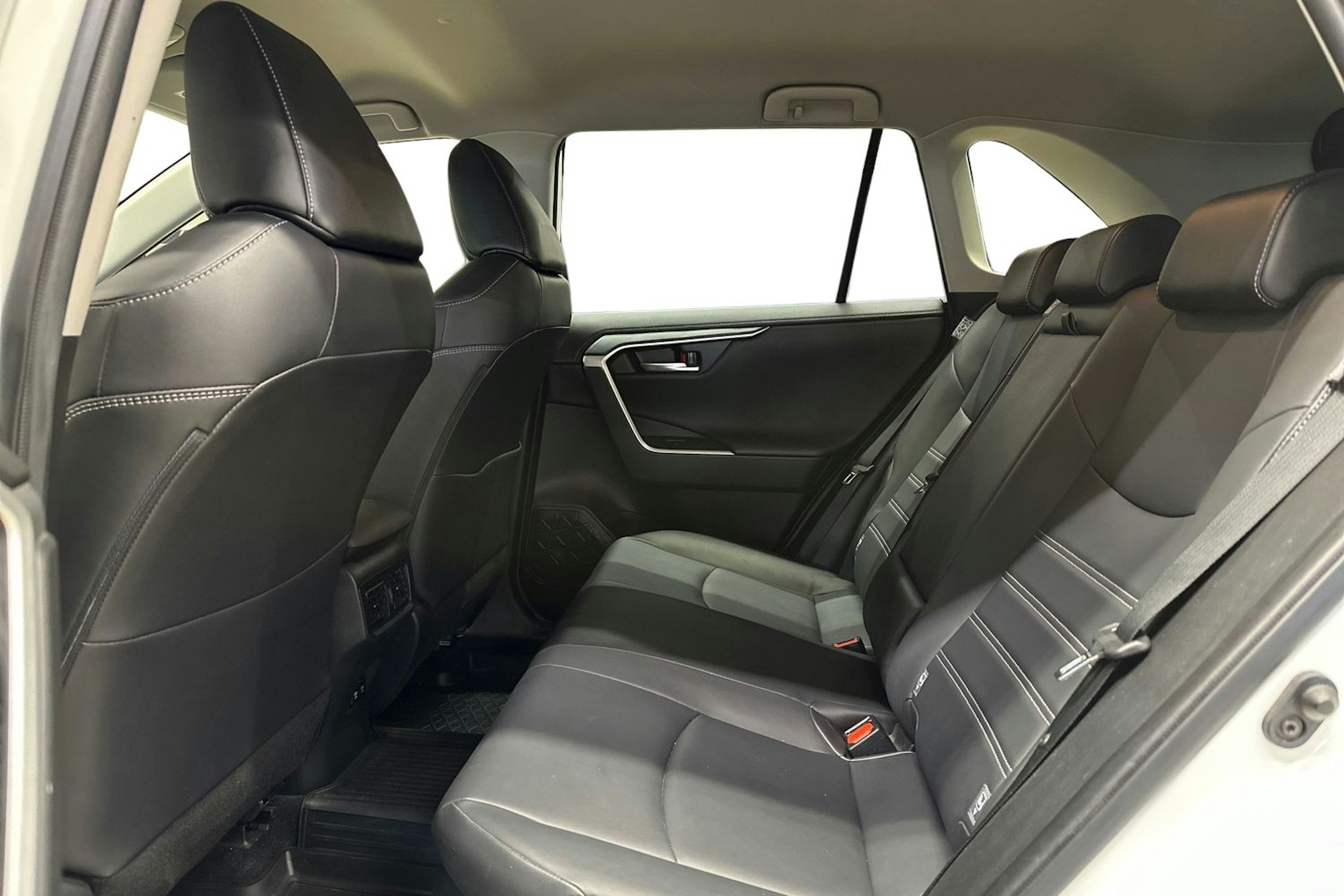 valkoinen Toyota RAV4 2020 kuva 10.