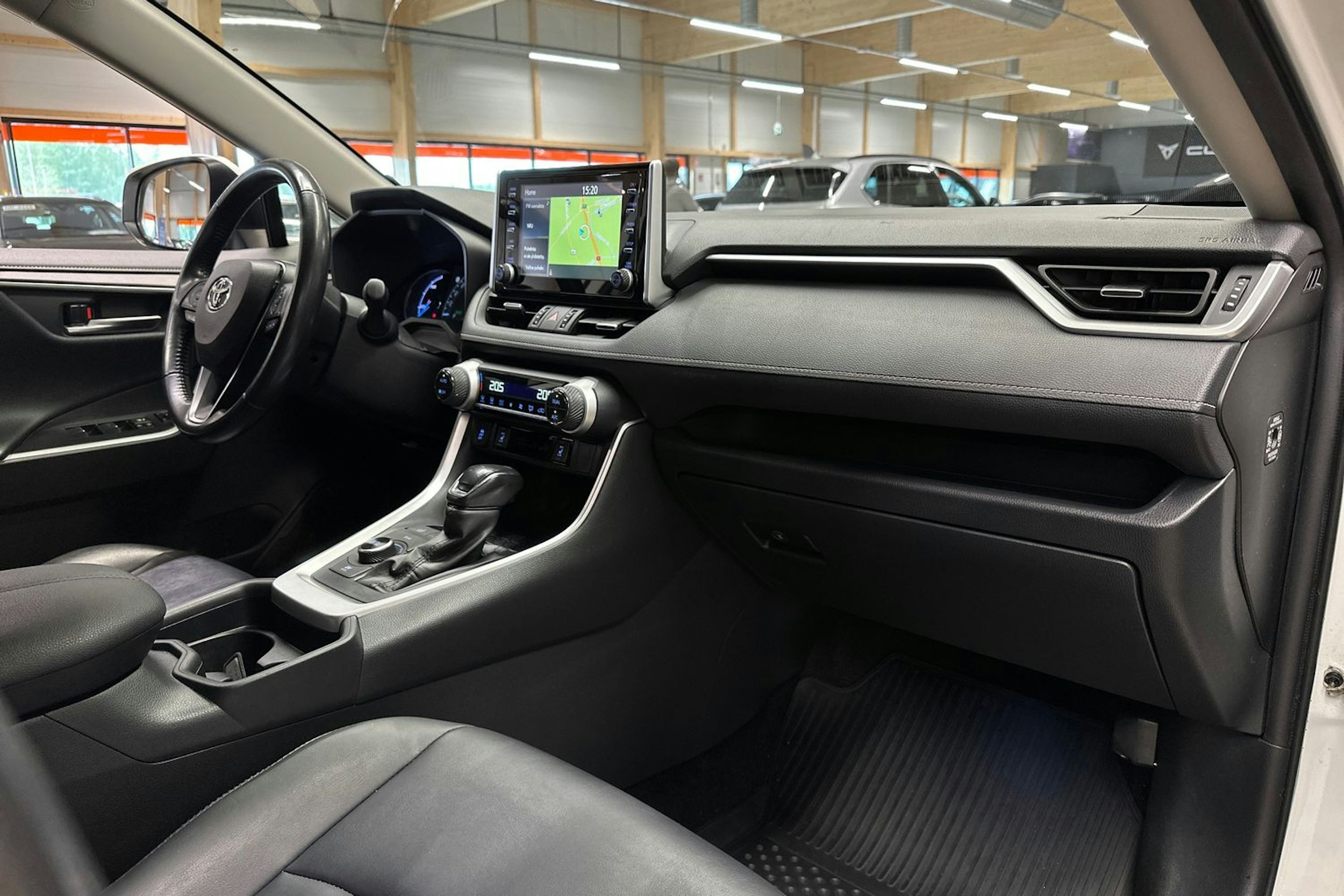 valkoinen Toyota RAV4 2020 kuva 14.