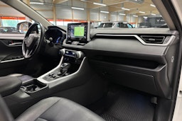 valkoinen Toyota RAV4 2020 kuva 14.