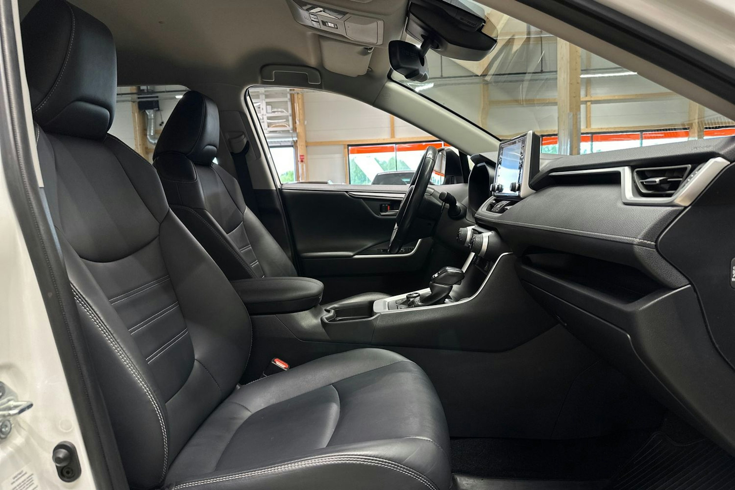 valkoinen Toyota RAV4 2020 kuva 15.