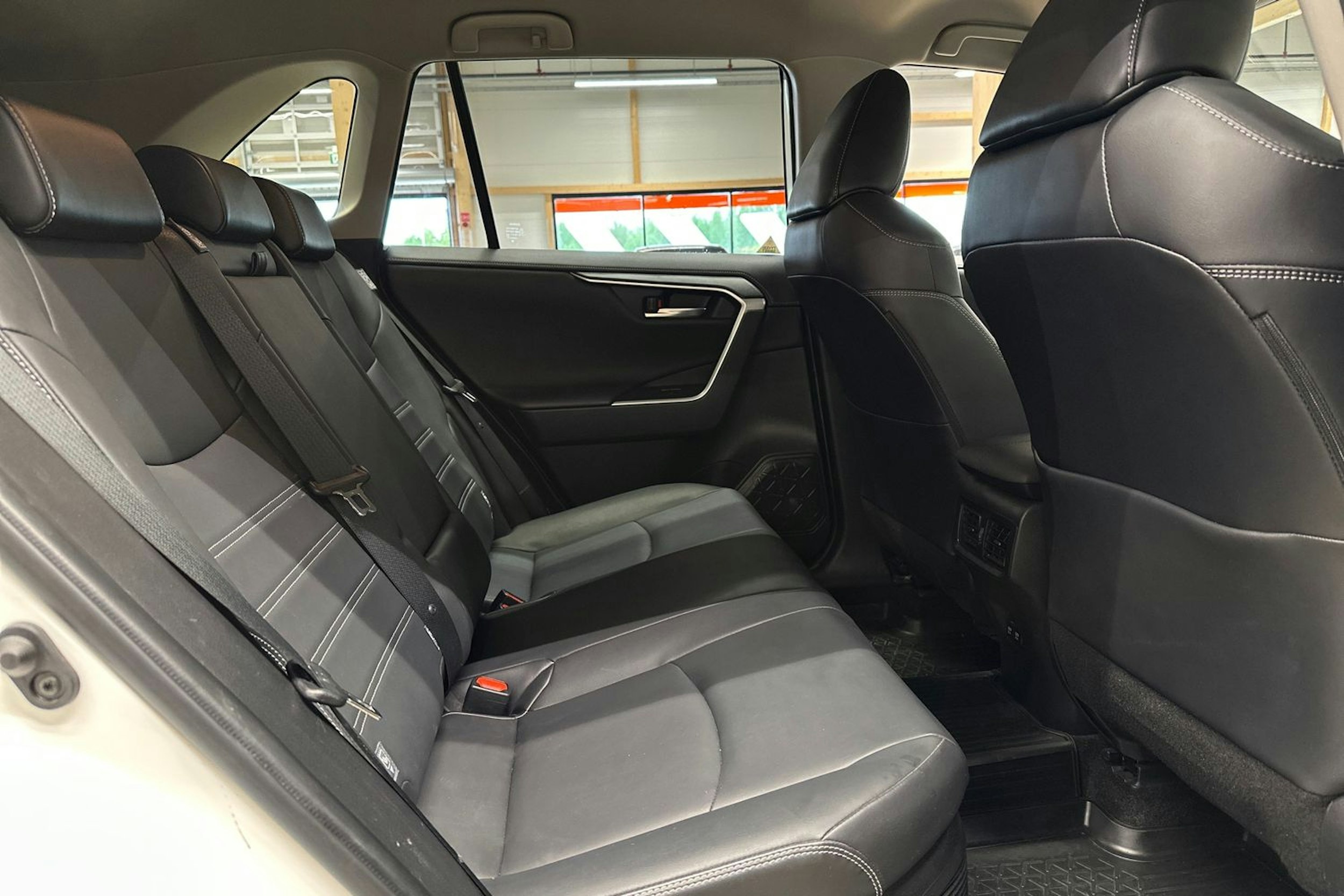 valkoinen Toyota RAV4 2020 kuva 16.
