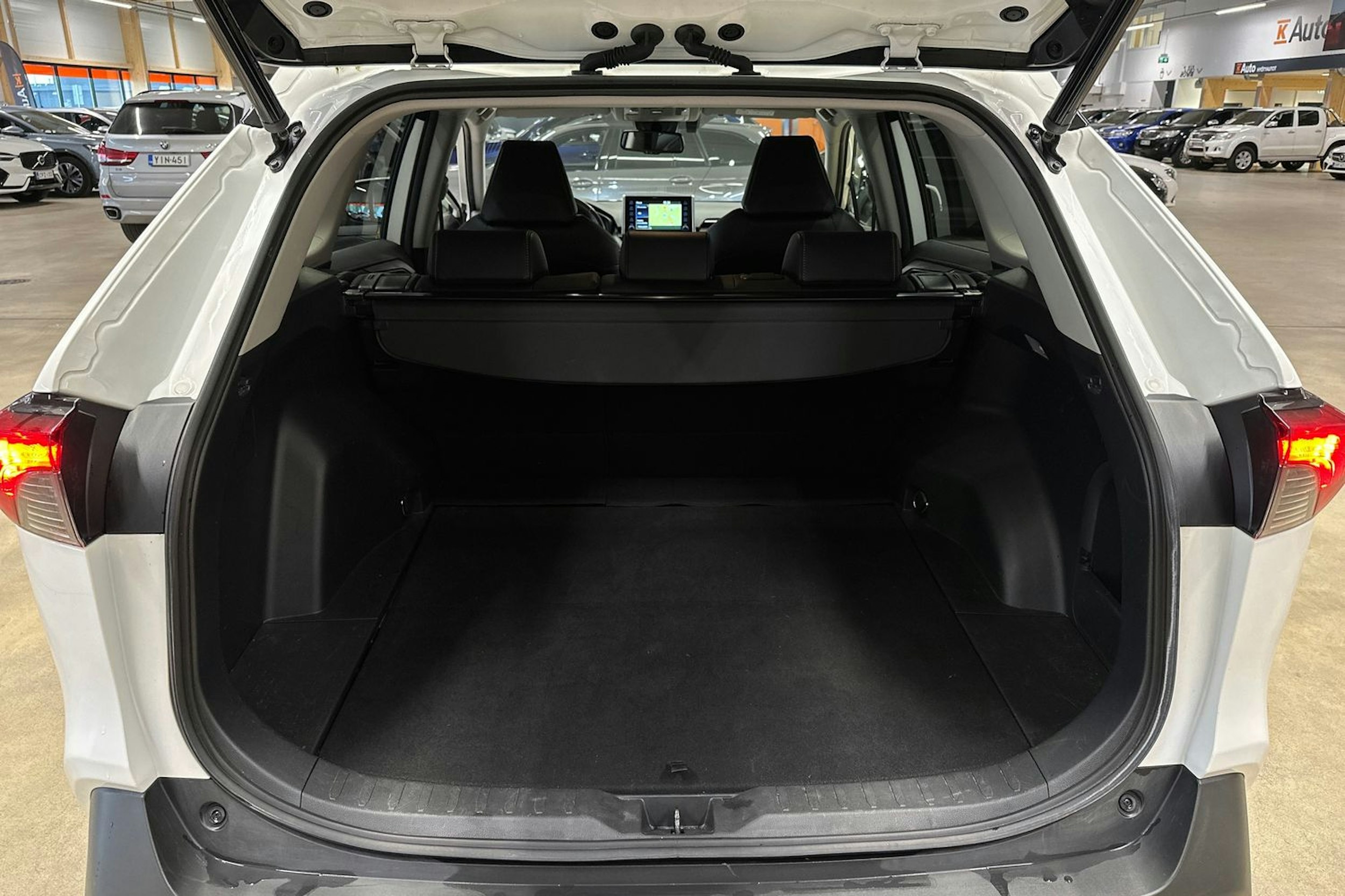 valkoinen Toyota RAV4 2020 kuva 31.