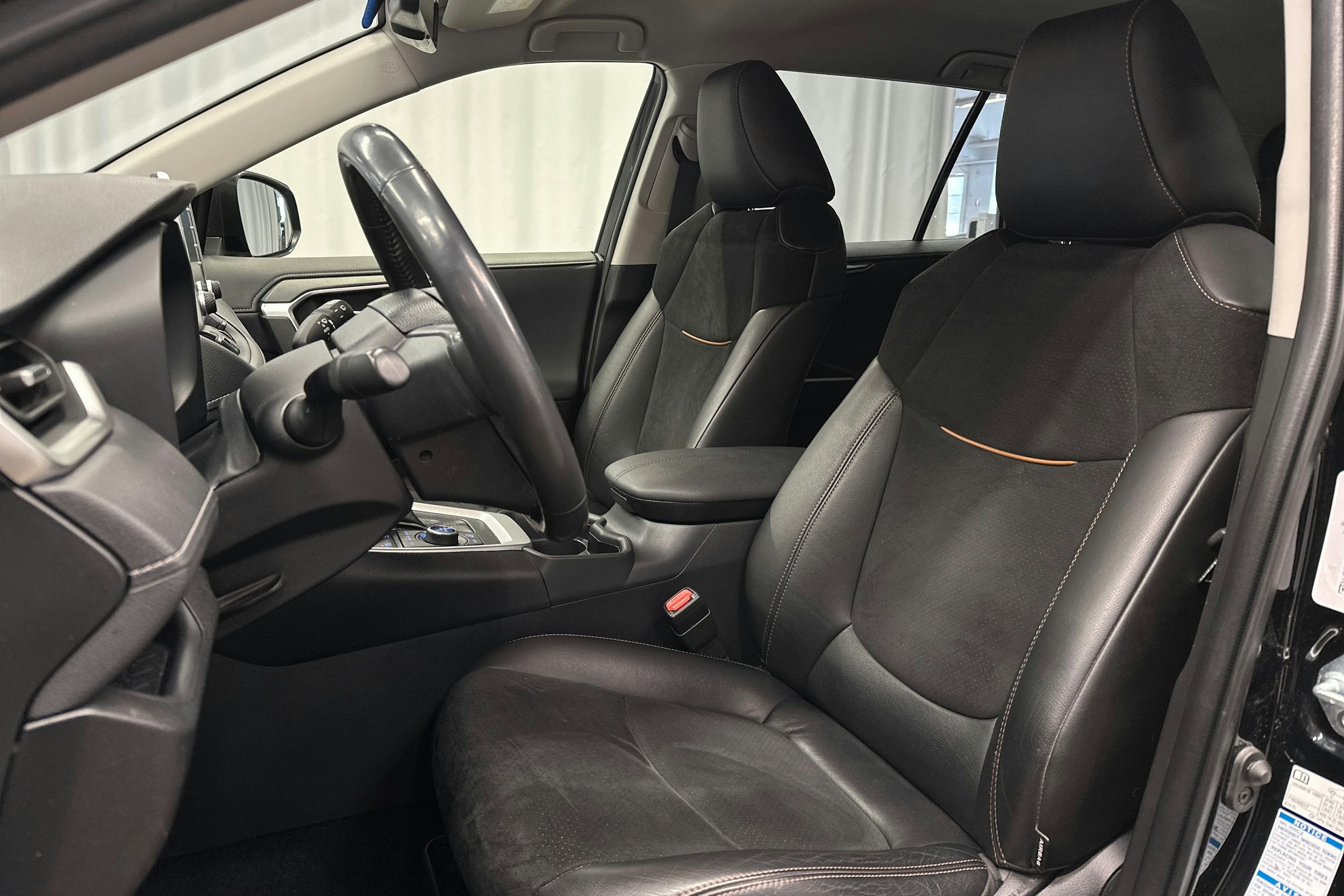 met. musta Toyota RAV4 2021 kuva 16.