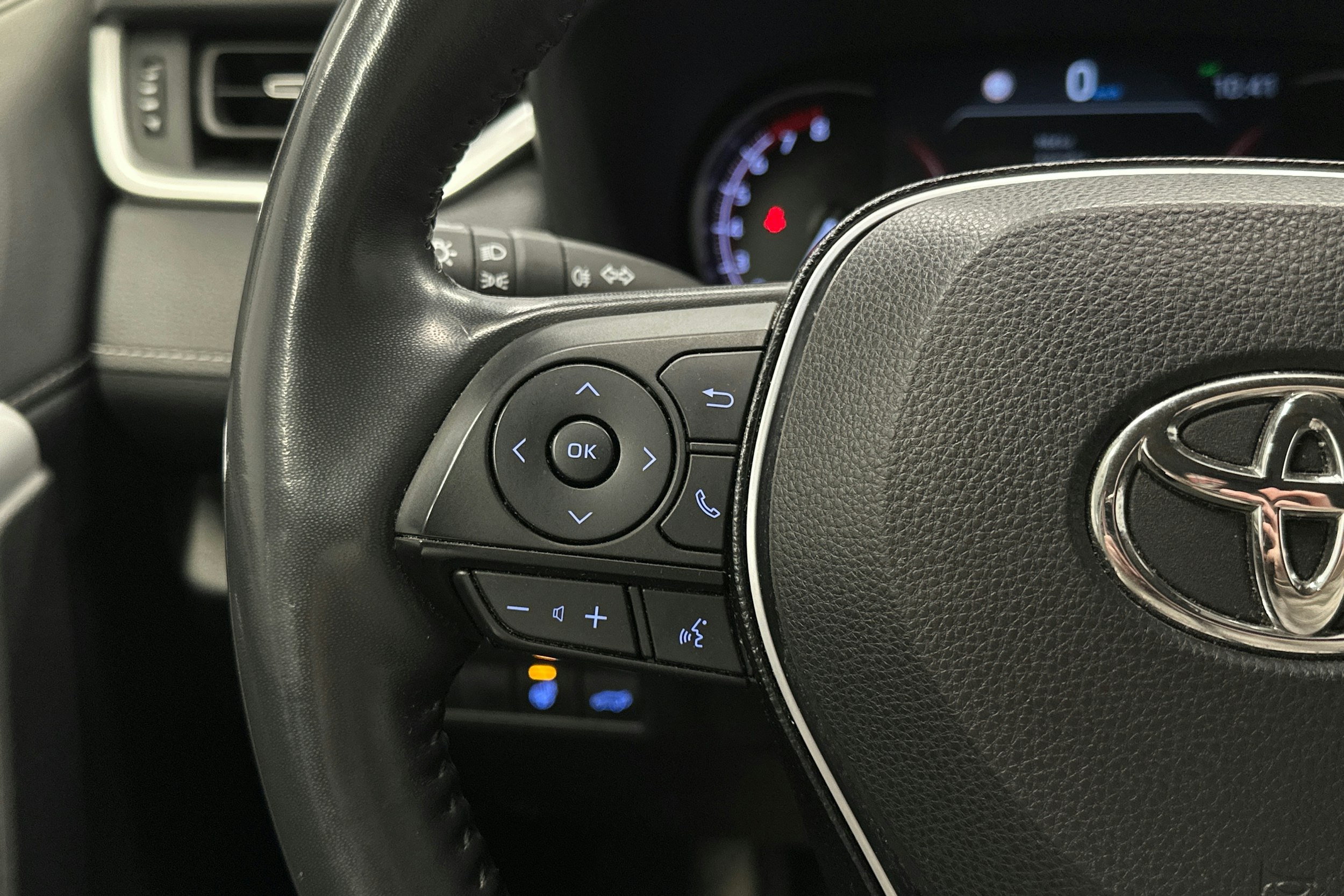 met. musta Toyota RAV4 2021 kuva 18.