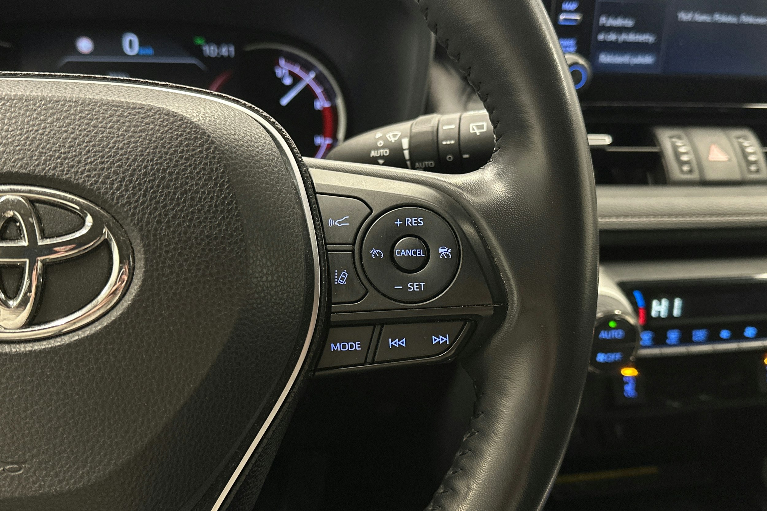 met. musta Toyota RAV4 2021 kuva 19.