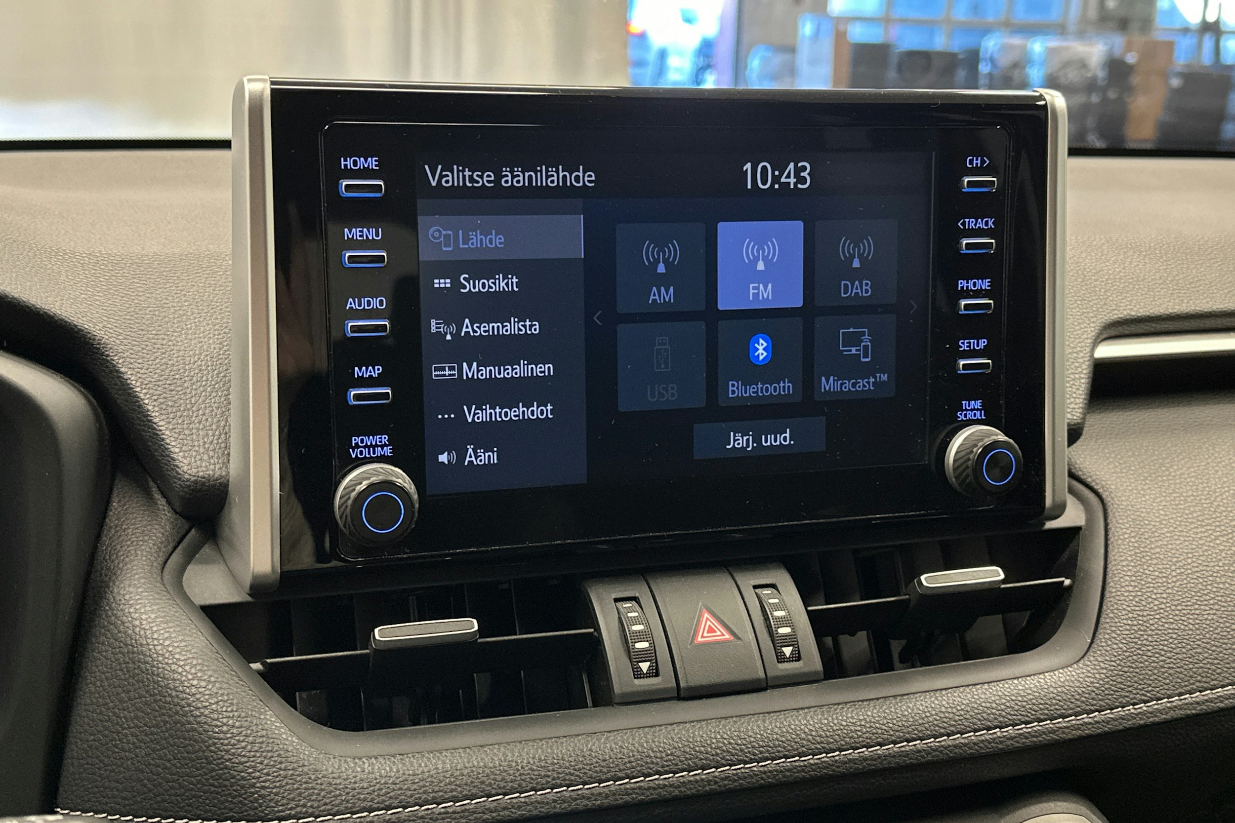 met. musta Toyota RAV4 2021 kuva 23.