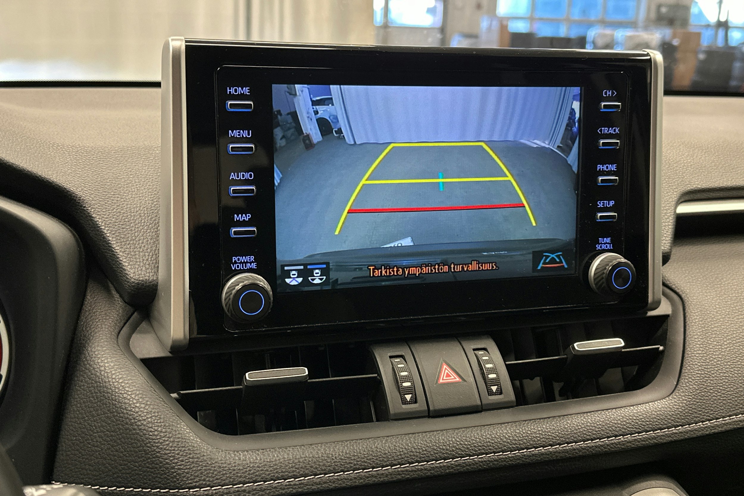 met. musta Toyota RAV4 2021 kuva 25.