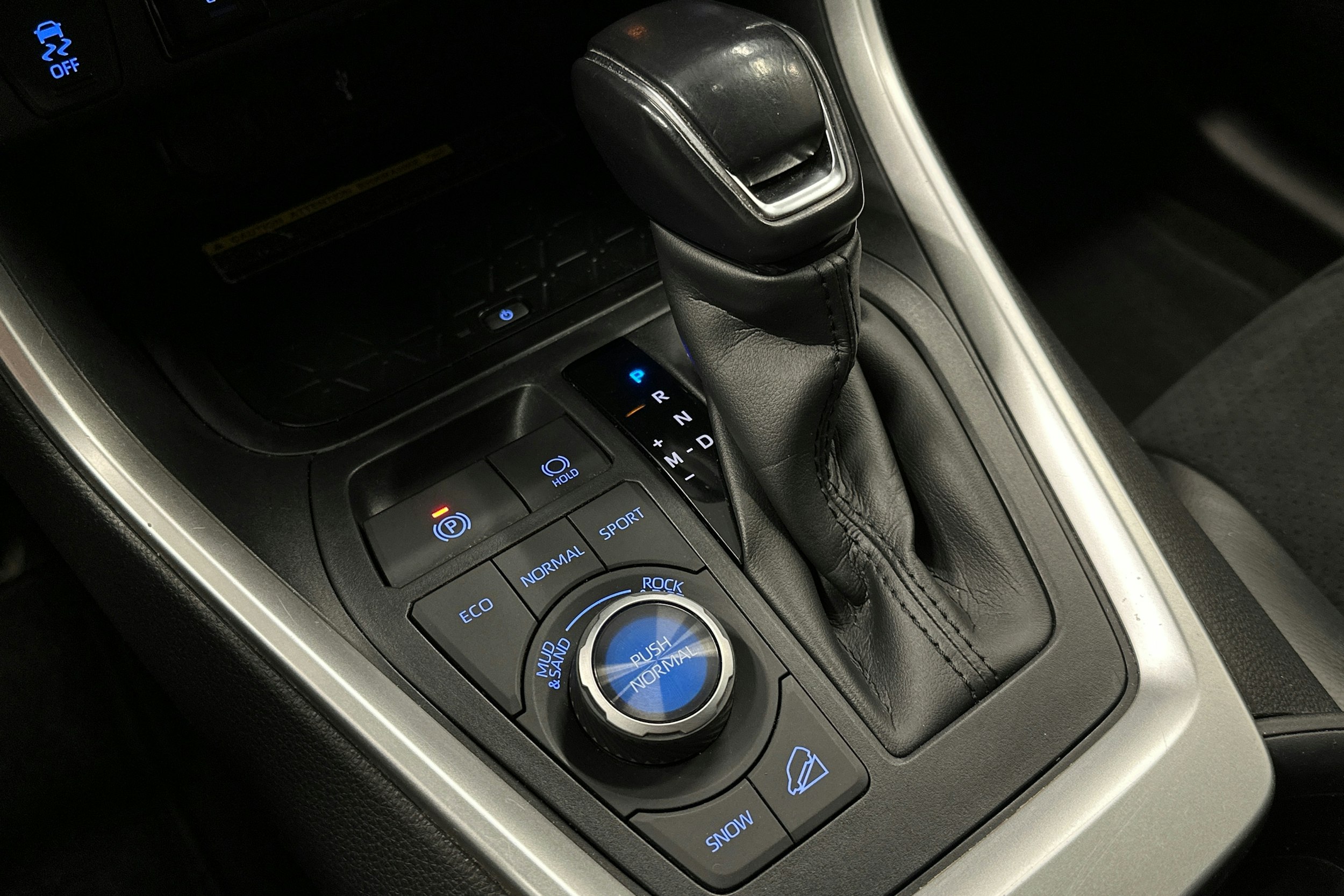 met. musta Toyota RAV4 2021 kuva 28.